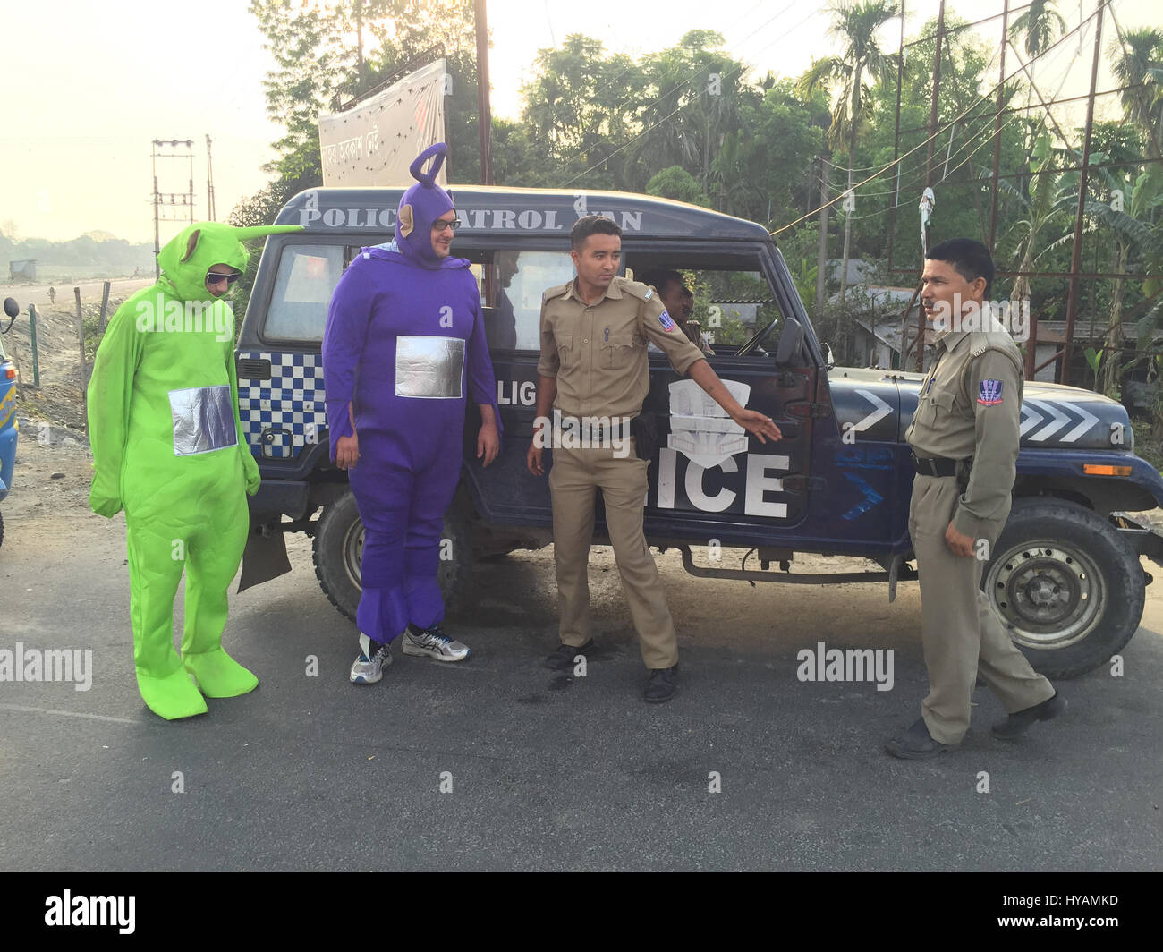 Indische Polizei überprüfen "Delhitubbies" Tyler Newman (links) und Phillip Miller (rechts). DREI Briten sagen, dass E-OH auf dem Subkontinent durch exzentrische Herausforderung der Kreuzung Indien auf einer Rikscha als die legendären Kinder Fernsehen Zeichen die Teletubbies verkleidet. Fahren 2, 000miles auf Schlagloch befallen unbefestigten Straßen aus der "goldenen Stadt" von Jaisalmer im Bundesstaat Rajastan bis zum Bahnhof von Shillong im Himalaya Bilder zeigen wie die Einheimischen auf die verrückten kostümierten Trio reagiert, die hoffen, £30 K für ein Frauenhaus in Bangladesch zu erhöhen. Unter der Leitung von Immobilienmakler Sean Newman (47) und Schloss Stockfoto