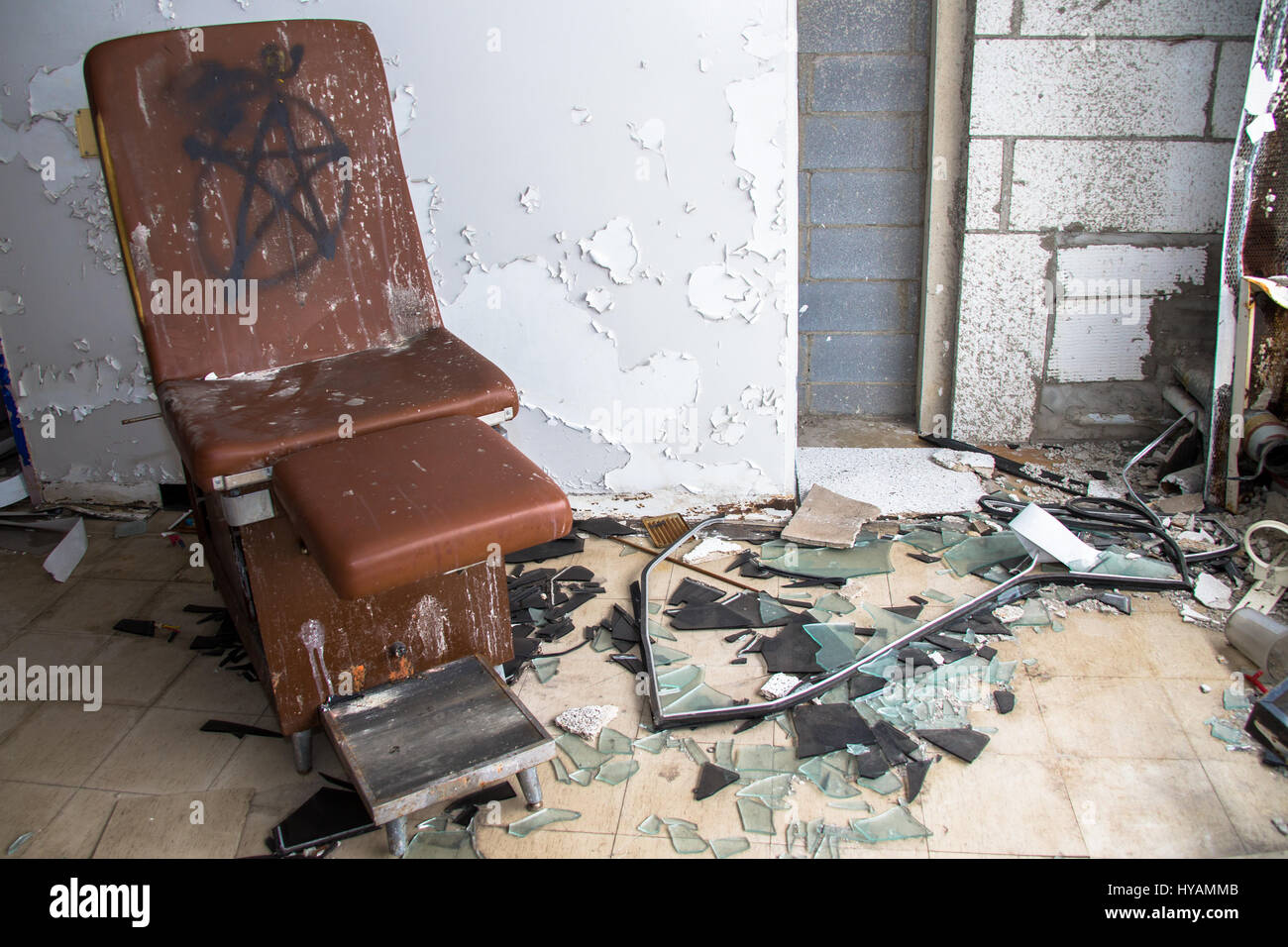 DETROIT, MICHIGAN: Eine Kampf-Veteran nutzte seine Armee Fähigkeiten, also heruntergekommenen Krankenhaus einzudringen, die es auch von lokalen Banden im Stich gelassen wurde. Bilder zeigen, wie dieser 1960 Gebäude, das einst ein gefeierter kommunales Krankenhaus in braun Eiswasser, teilweise unter Wasser ist hat Türen mit Einschusslöchern übersät und fällt in aggressiven Wandmalerei, die lesen, "Bang, bang", "Du bist der nächste" und "Nicht innerlich tot öffnen". US-Armee Soldat drehte Fotojournalist Robert Johnson (40) trotzten die potenziell strafrechtliche befallenen South West Detroit Hospital um die außergewöhnliche Aufnahmen zu machen. Stockfoto