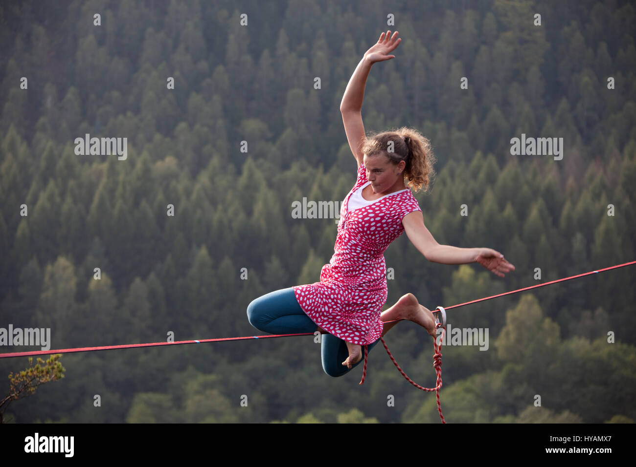 OSTROV, Tschechien: ein weiblicher Slackliner zeigt auf dem Hochseil. VON  Verkleidung Kostüm Verleih-Draht Yoga zeigen diese Mädchen-Bande der  leichteren Seite für den extremen Sport Slacklinen nennen. Gekleidet wie  ein 40er Jahre "Land