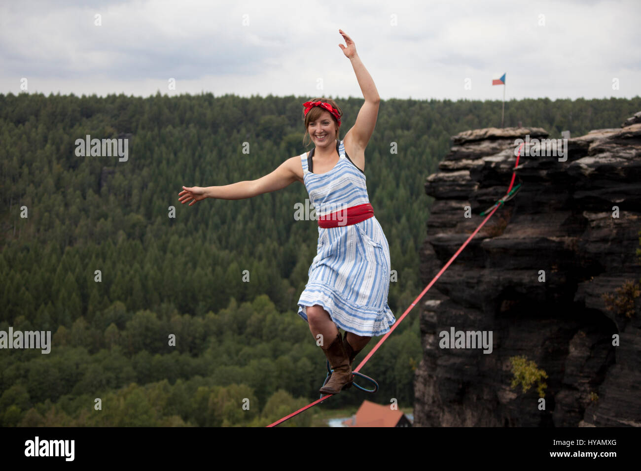 OSTROV, Tschechien: ein weiblicher Slackliner zeigt auf dem Hochseil. VON Verkleidung Kostüm Verleih-Draht Yoga zeigen diese Mädchen-Bande der leichteren Seite für den extremen Sport Slacklinen nennen.  Gekleidet wie ein 40er Jahre "Land Mädchen" – glauben Dickey (24) ersichtlich Abschluss einen haarsträubenden free-Solo-Spaziergang ohne Sicherheitsleine, 100-Fuß über dem Boden. Andere Bilder zeigen mehr frechen weiblichen Slackliner auf der High-Line in extremen Lagen sowie Hanteln um in Tracht. Eine freche Kamerawinkel fast zeigt eine der Rock erschossen. Die Sammlung der Bilder wurde von Phot aufgenommen. Stockfoto