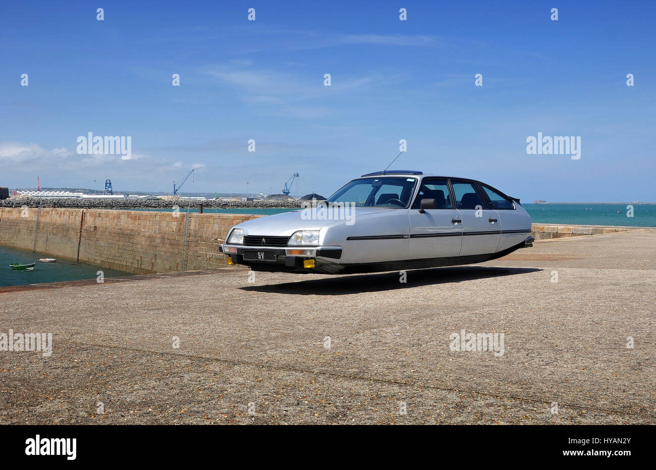 CHERBOURG, Frankreich: Ein Citroen C6 sieht aus wie es in der französischen Landschaft schwebt. Was passiert, wenn waren fliegende Autos jetzt Wirklichkeit? Wie Skywalkers Hovercraft in Star Wars stellen Sie sich unter Ihrem treuen BMW oder Citroen auf eine Reise in das Land, aber statt mit dem Auto auf Rädern, die Sie über dem Boden schweben. Ein Architekt hat diese Idee einen Schritt weiter genommen, zeigen was vertraut Autos aussehen würde, wenn sie in unglaublichen schweben Autos der Zukunft verwandelt wurden. Schiffsdesigner Silvain Viau (37) beschlossen, seine Freunde Autos fotografieren und die Bilder verwandeln, fliegende Autos. Stockfoto