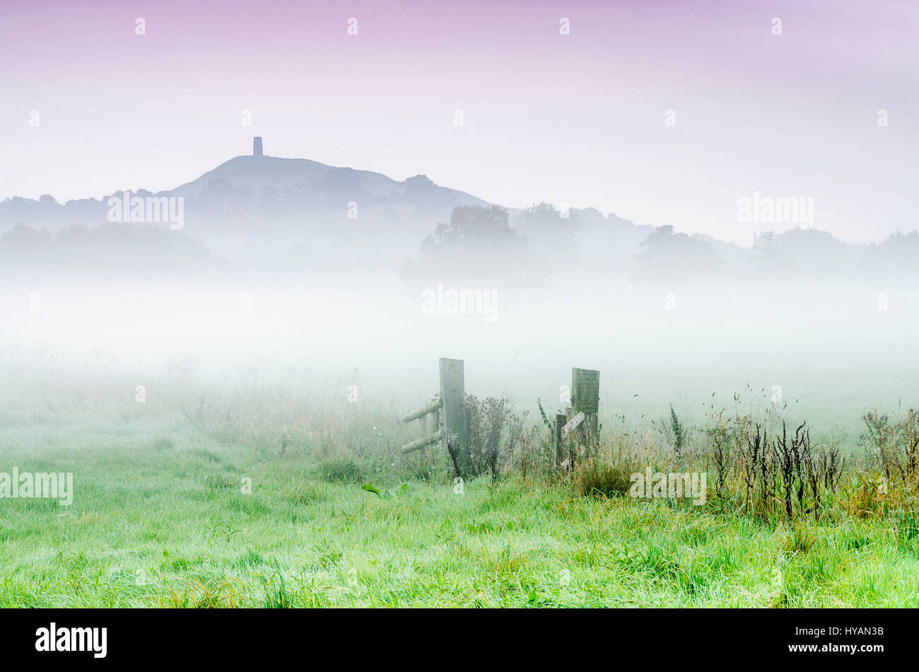 SOMERSET, UK: Nebel Glastonbury Tor verwandelte der Insel Avalon. EINDRINGLICHE Bilder zeigen legendäre Avalon ins Leben gerufen durch einen Hauch von Nebel. Glastonbury Tor wurde wieder in der Insel von Avalon verwandelt, was es einmal – die Legende von König Arthur war. Andere Bilder zeigen wie aus schaurig-schönen Exmoor in Somerset, den sanften Hügeln von Dorset, die britische Landschaft im Nebel nie so atemberaubend ausgesehen hat. Die ins Auge fallenden Bilder wurden gemacht von Sales Manager Bob Small (45) aus Stogursey, Somerset, erklärt, wie seine Bilder von Glastonbury Tor bringen den Geist der britischen l Stockfoto