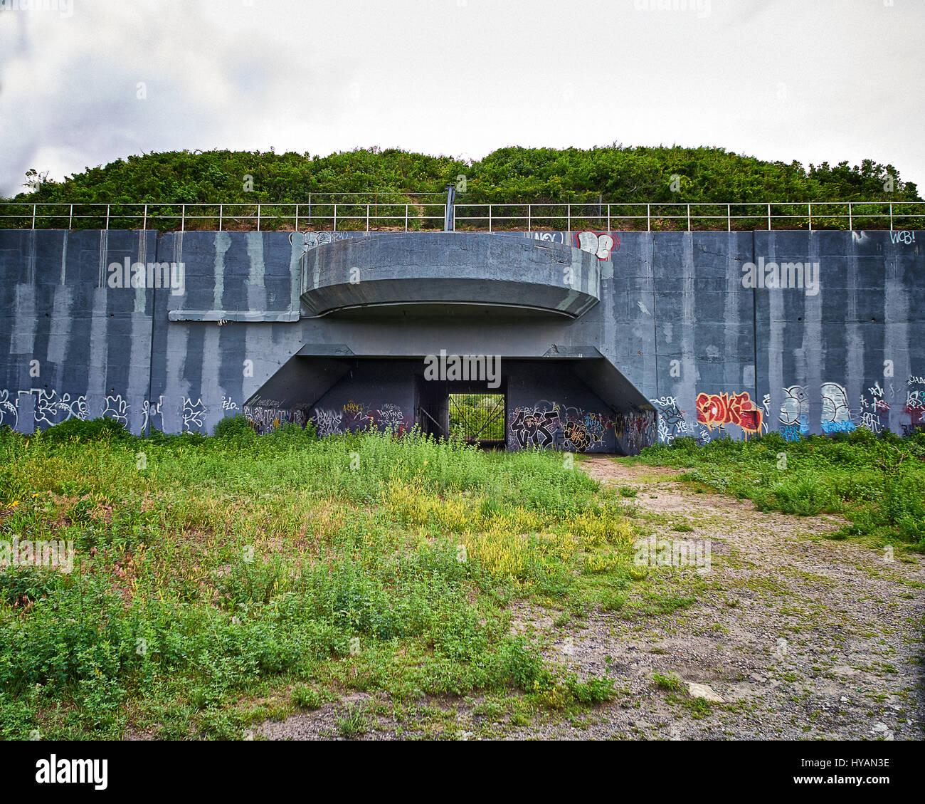 NEW YORK, USA: Osten Vorderansicht des Fort Tilden. NEW YORK letzten Verteidigungslinie hat schließlich durch einen bunten Kunst Angriff besiegt worden.  Die stark befestigte Fort Tilden ist einmal stand stark in der Verteidigung von New York von ihren Feinden während beider Weltkriege jetzt eine Open-Air-Graffiti-Kunst-Galerie. Innenwände, die einmal Panzer und Artillerie jetzt verwendet als Leinwand für Graffiti-Künstler anzeigen Ausdrucksformen der Kunst untergebracht. Befindet sich in der Gateway-Nationalpark-Fort Tilden ist umgeben von der natürlichen Schönheit der Strände und Wildtiere, so dass diese aufgegeben Fort ein markantes Denkmal für Amerikas servicem Stockfoto