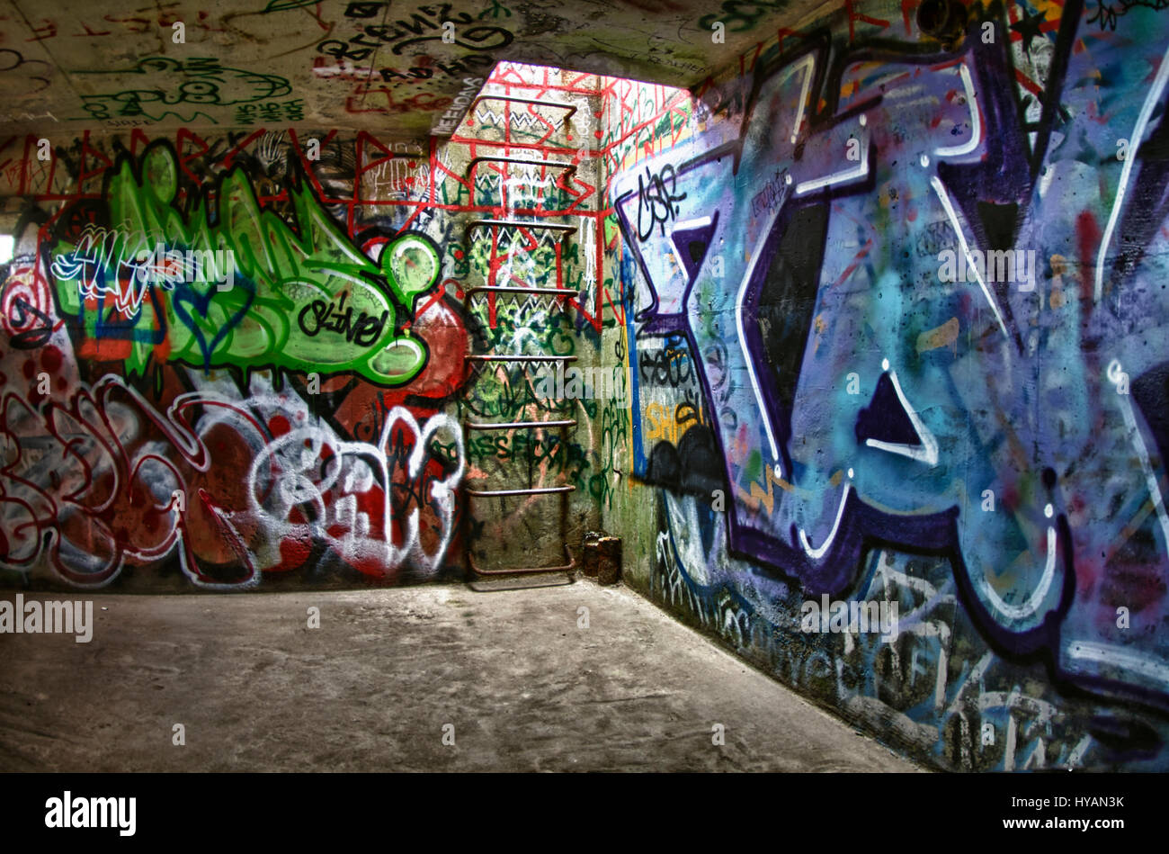 NEW YORK, USA: Innen bedeckt Blick auf den Bunker Fort Tilden in Graffiti-Kunst. NEW YORK letzten Verteidigungslinie hat schließlich durch einen bunten Kunst Angriff besiegt worden.  Die stark befestigte Fort Tilden ist einmal stand stark in der Verteidigung von New York von ihren Feinden während beider Weltkriege jetzt eine Open-Air-Graffiti-Kunst-Galerie. Innenwände, die einmal Panzer und Artillerie jetzt verwendet als Leinwand für Graffiti-Künstler anzeigen Ausdrucksformen der Kunst untergebracht. Befindet sich in der Gateway-Nationalpark-Fort Tilden ist umgeben von der natürlichen Schönheit der Strände und Wildtiere, so dass diese aufgegeben Fort ein strik Stockfoto