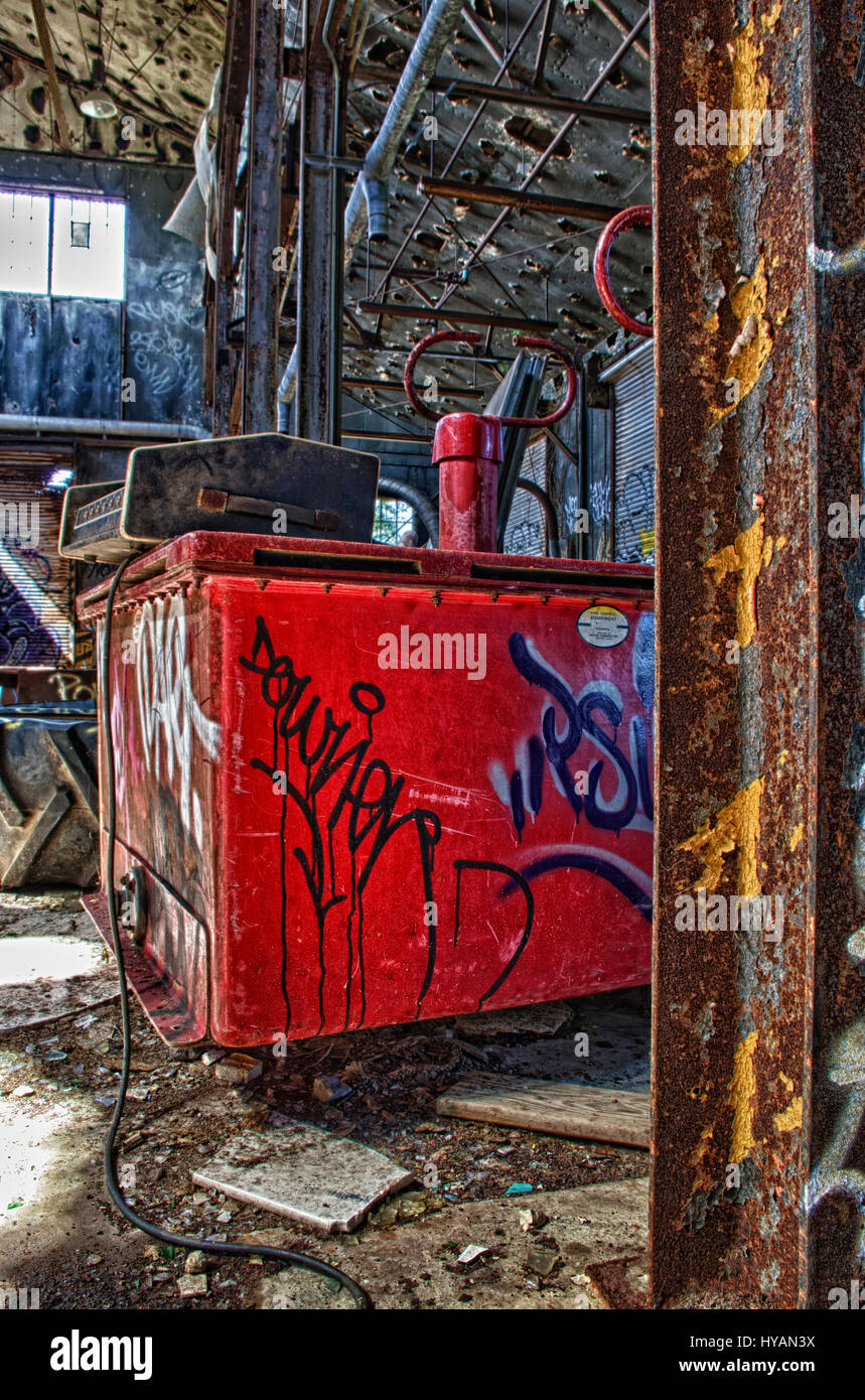 NEW YORK, USA: Red Müllcontainer innen Fort Tilden in Graffiti-Kunst behandelt. NEW YORK letzten Verteidigungslinie hat schließlich durch einen bunten Kunst Angriff besiegt worden.  Die stark befestigte Fort Tilden ist einmal stand stark in der Verteidigung von New York von ihren Feinden während beider Weltkriege jetzt eine Open-Air-Graffiti-Kunst-Galerie. Innenwände, die einmal Panzer und Artillerie jetzt verwendet als Leinwand für Graffiti-Künstler anzeigen Ausdrucksformen der Kunst untergebracht. Befindet sich in der Gateway-Nationalpark-Fort Tilden ist umgeben von der natürlichen Schönheit der Strände und Wildtiere, so dass diese aufgegeben Fort eine markante Weg Stockfoto