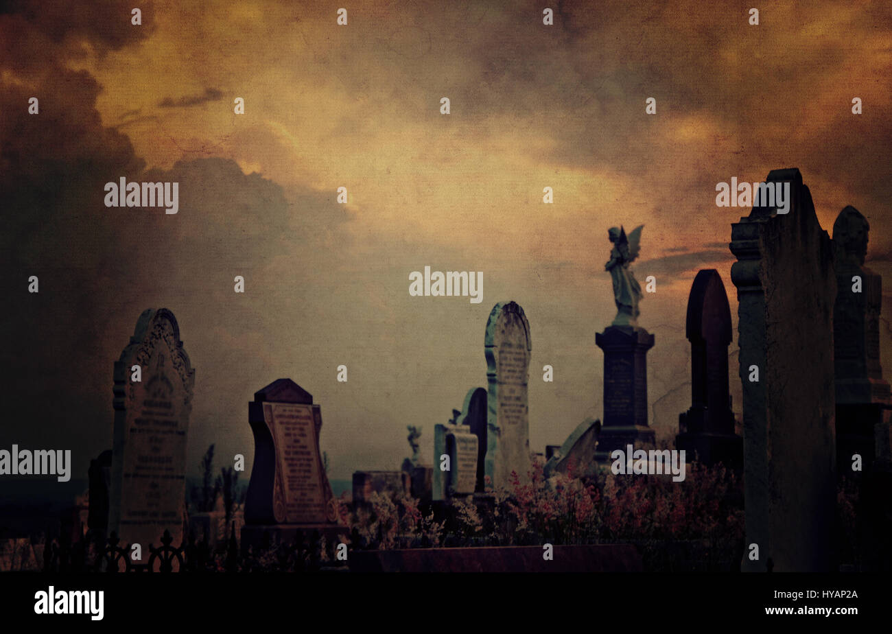Gotische Friedhof Landschaft in der Dämmerung mit alten Grabsteinen und Engel unter einem dramatischen, hellen Himmel. Vintage Grunge strukturiertes Bild. Selektiven Fokus. Stockfoto