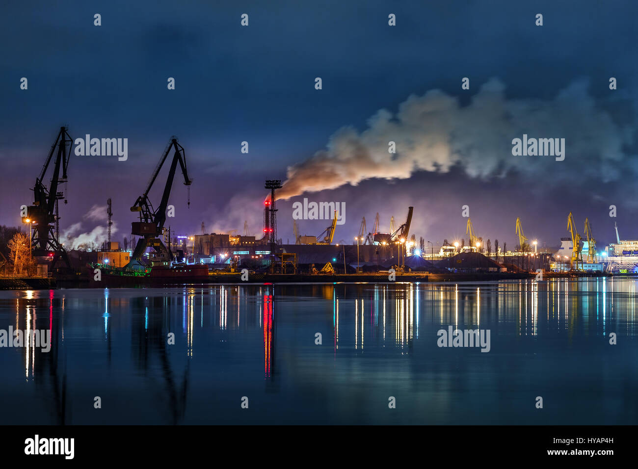 Industriegebiet - Hafen von Danzig in der Nacht, Polen. Stockfoto