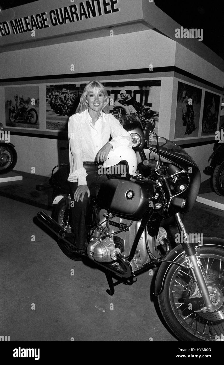 Schauspielerin Susan Hampshire ruft das Gefühl von einem BMW R90S, eines der Modelle auf dem Display an der 1976 Earls Court Motor Cycle Show, die morgen eröffnet wird. Stockfoto