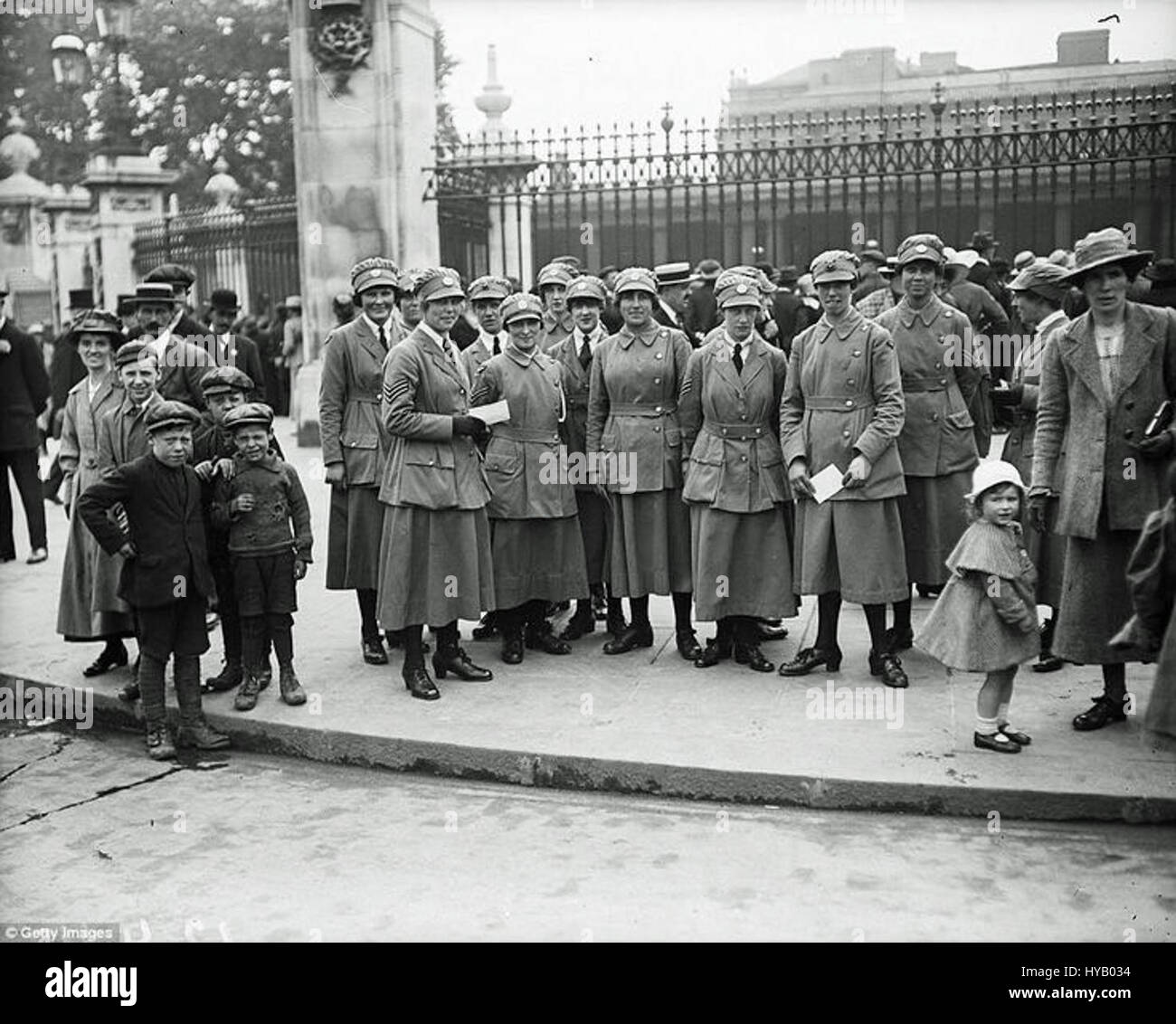 Dieses Bild des Buckingham Palace fängt die berühmte britische königliche Residenz ein, die Monarchie und britisches Erbe symbolisiert. Die große Architektur und die historische Bedeutung des Palastes machen ihn zu einem wichtigen Wahrzeichen in London. Stockfoto
