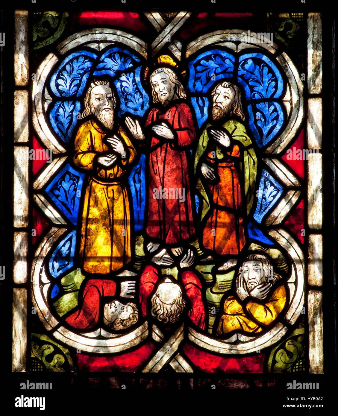 „Verklärung“ ist eine deutsche Buntglasscheibe aus dem Jahr 1350, die das biblische Ereignis der Verklärung Christi darstellt. Die Tafel fängt die göttliche Transformation mit komplizierten Details ein und zeigt mittelalterliche religiöse Kunsttechniken und Symbolismus. Stockfoto