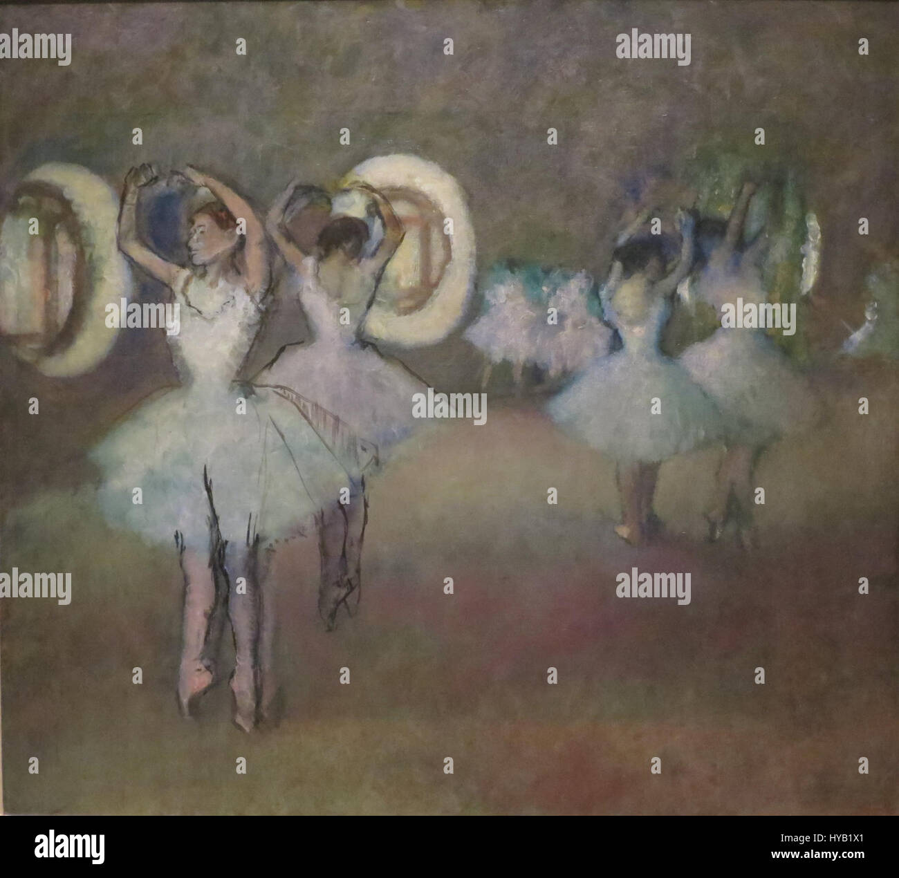 Dieses berühmte Gemälde von Edgar Degas, „Tänzer in der Rotunde an der Pariser Oper“, fängt einen Moment der Bewegung und Anmut im berühmten Pariser Opernhaus ein. Das Kunstwerk spiegelt Degas' Interesse am Ballett und der menschlichen Form wider. Stockfoto