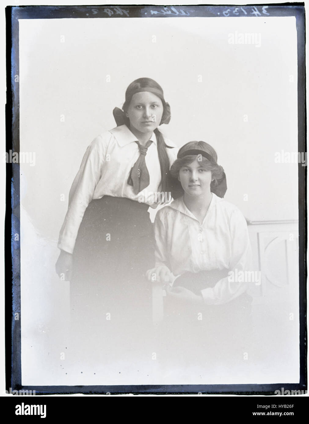 Ein Schwarzweiß-Foto, aufgenommen am 15. April 1915, das eine Gruppe von zwei Individuen zeigt, wobei der Name Allen als Teil der Beschreibung angegeben ist. Das Bild spiegelt den Mode- und gesellschaftlichen Kontext der Ära wider. Stockfoto