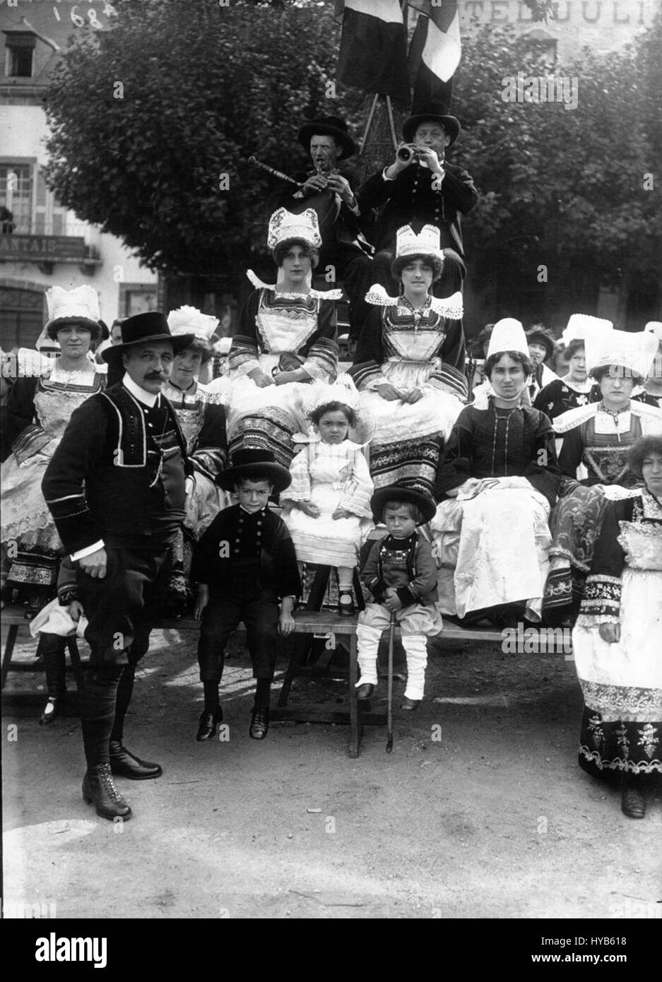 Botrel Pont Aven ist ein Kunstwerk, das mit der Pont-Aven-Schule in Frankreich in Verbindung steht, eine Bewegung, die für ihre besondere Verwendung von Farben und symbolischen Themen bekannt ist. Künstler wie Paul Gauguin waren in dieser Region bekannt und trugen zur Entwicklung der modernen Kunst bei. Das Gemälde zeigt die ländliche Schönheit der französischen Landschaft, typisch für den Schulstil. Stockfoto
