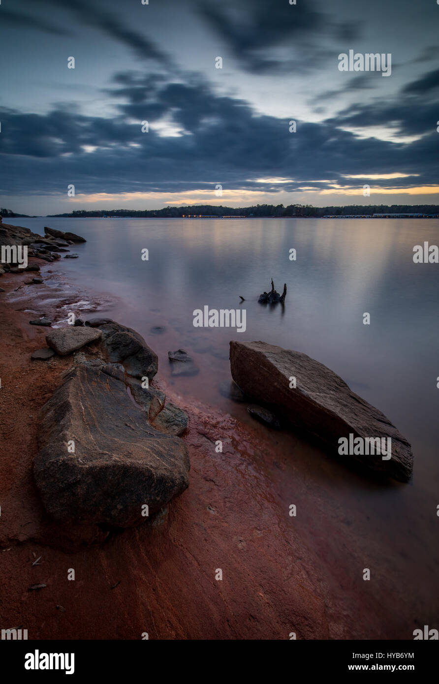 Mountain View Park befindet sich in der Nähe von Gainesville, GA am Lake Lanier.  Es ist sehr beliebt bei Hausbank Fischer, da es einen schönen einsamen Strand, Fisch hat.  Lake Lanier (See Sydney Lanier) ist ein 38.000 Hektar großen See mit über 690 Meilen der Küstenlinie in Nordgeorgia.  Es entstand durch den Abschluss der Buford Damm auf dem Chattahoochee River im Jahr 1956.  Es wird auch von den Chestatee-Fluss gespeist. Stockfoto