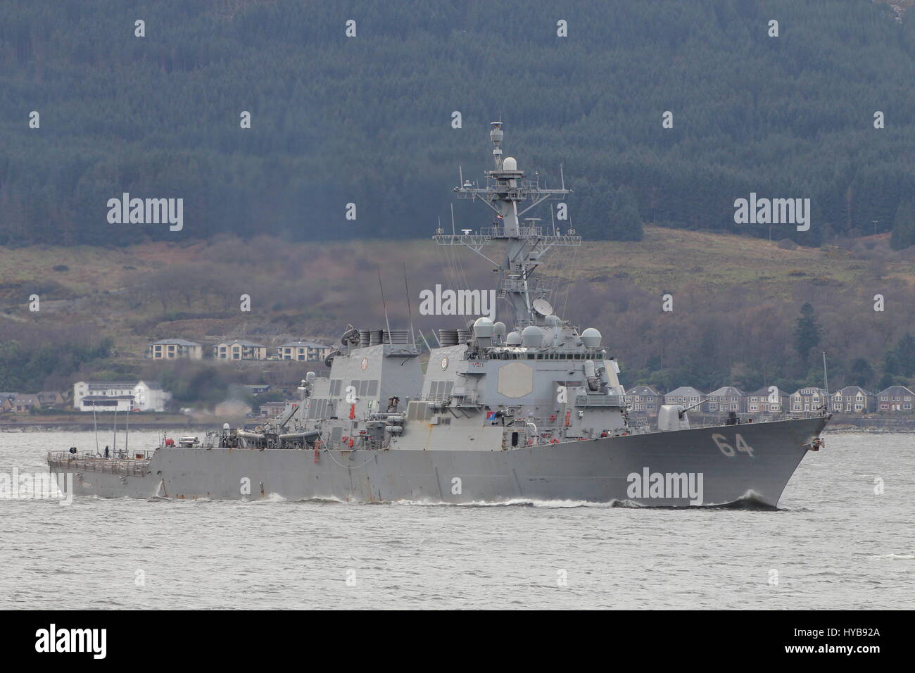 USS Carney (DDG-64), ein Zerstörer der Arleigh-Burke-Klasse von der United States Navy, vorbei an Gourock bei der Ankunft für Übung Joint Warrior 17-1 betrieben. Stockfoto