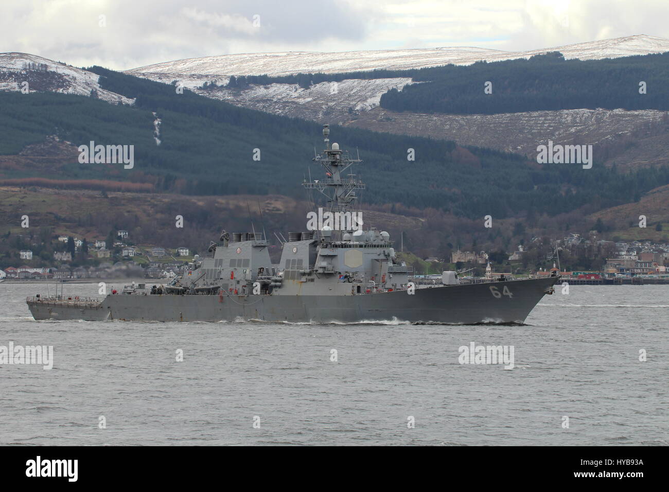 USS Carney (DDG-64), ein Zerstörer der Arleigh-Burke-Klasse von der United States Navy, vorbei an Gourock bei der Ankunft für Übung Joint Warrior 17-1 betrieben. Stockfoto