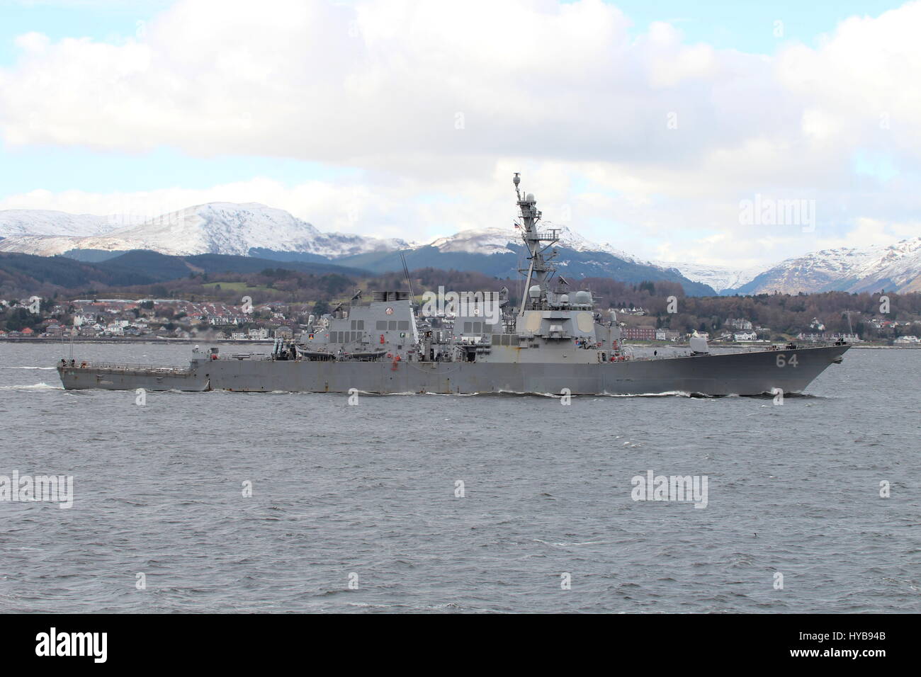 USS Carney (DDG-64), ein Zerstörer der Arleigh-Burke-Klasse von der United States Navy, vorbei an Gourock bei der Ankunft für Übung Joint Warrior 17-1 betrieben. Stockfoto