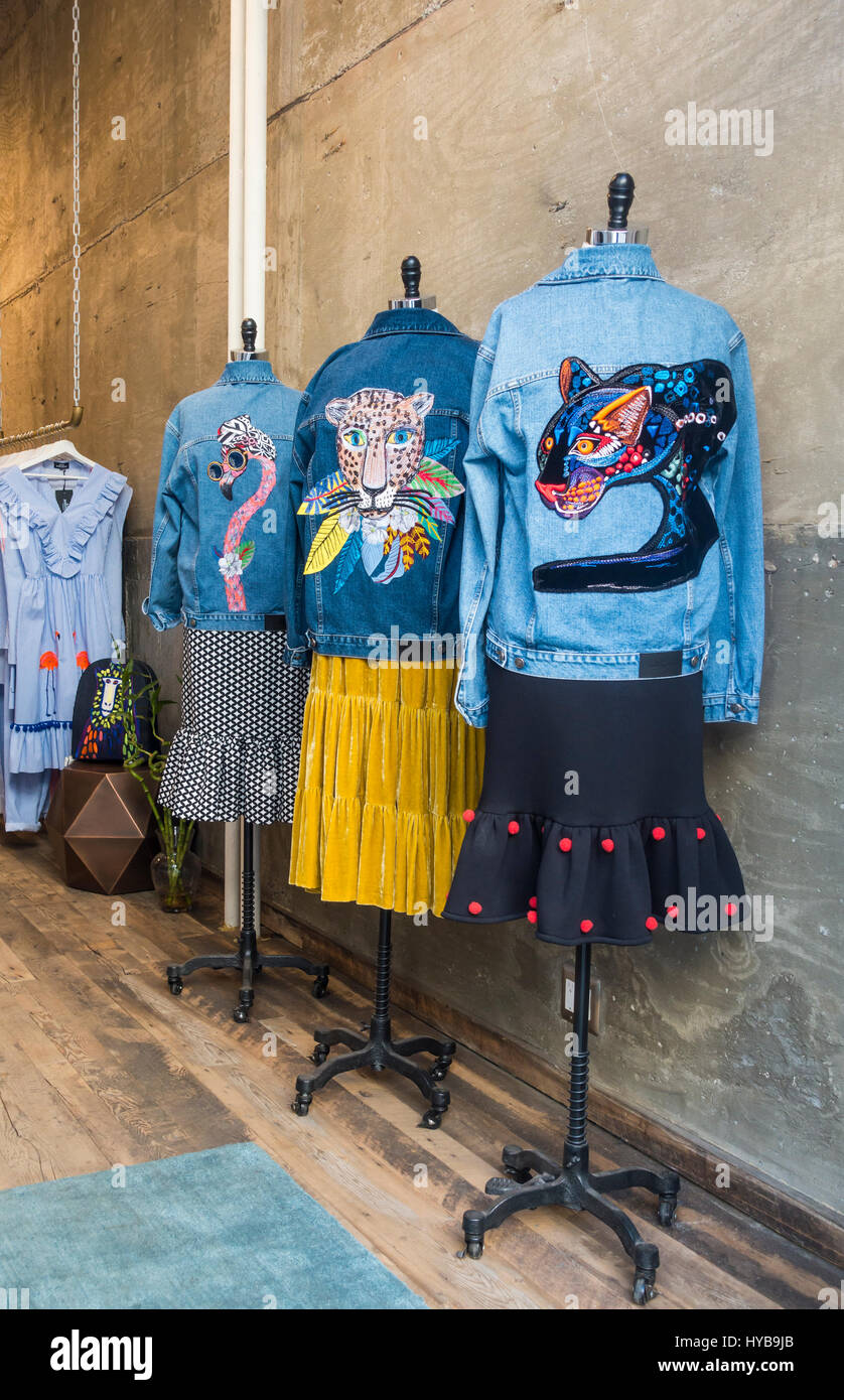 Blue-Jeans-Jacken mit aufwendigen Tier zusätzliche Designs. Stockfoto