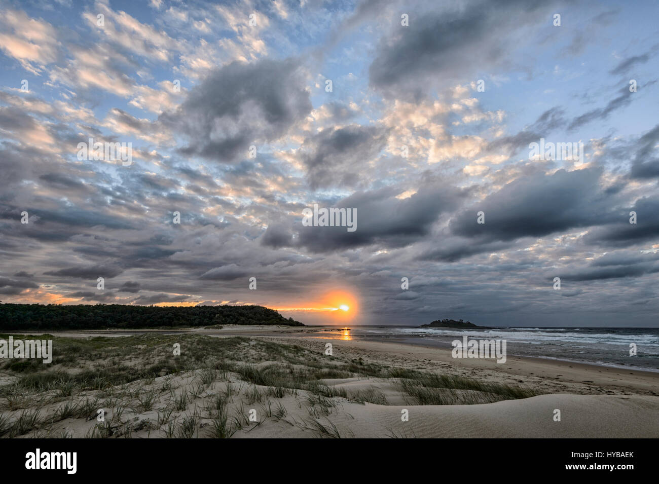 Stimmungsvolle Himmel bei Sonnenaufgang über Conjola Strand, Shoalhaven, South Coast, New-South.Wales, NSW, Australien Stockfoto