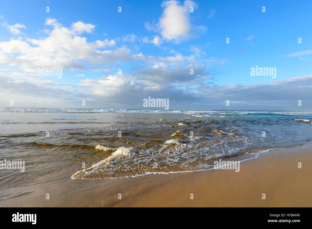 Sanfte Wellen am Strand Conjola, South Coast, New-South.Wales, NSW, Australien Stockfoto