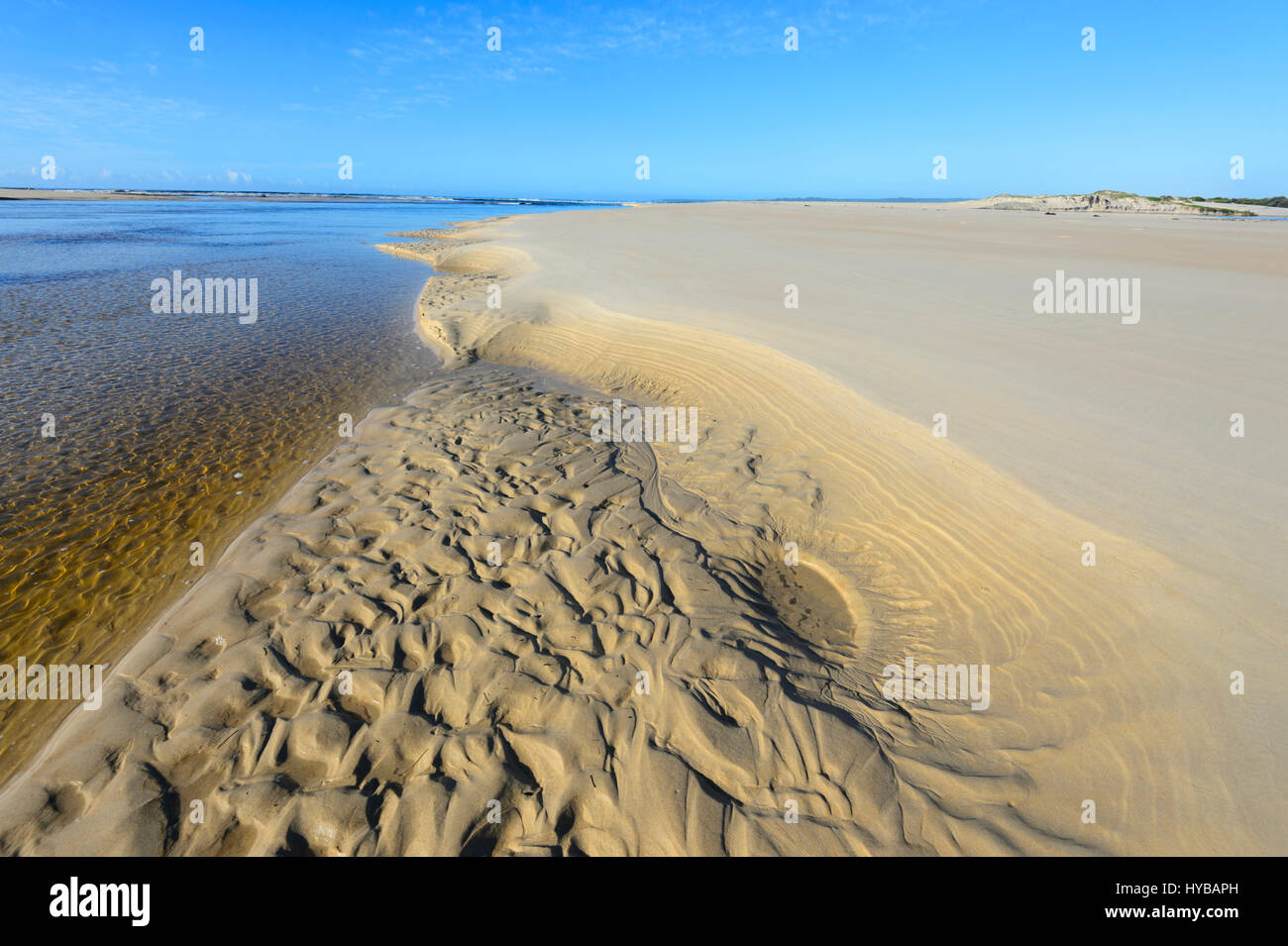 Sand Muster Lake Conjola das Meer am Strand Conjola, Shoalhaven, South Coast, New-South.Wales, NSW, Australien trifft Stockfoto