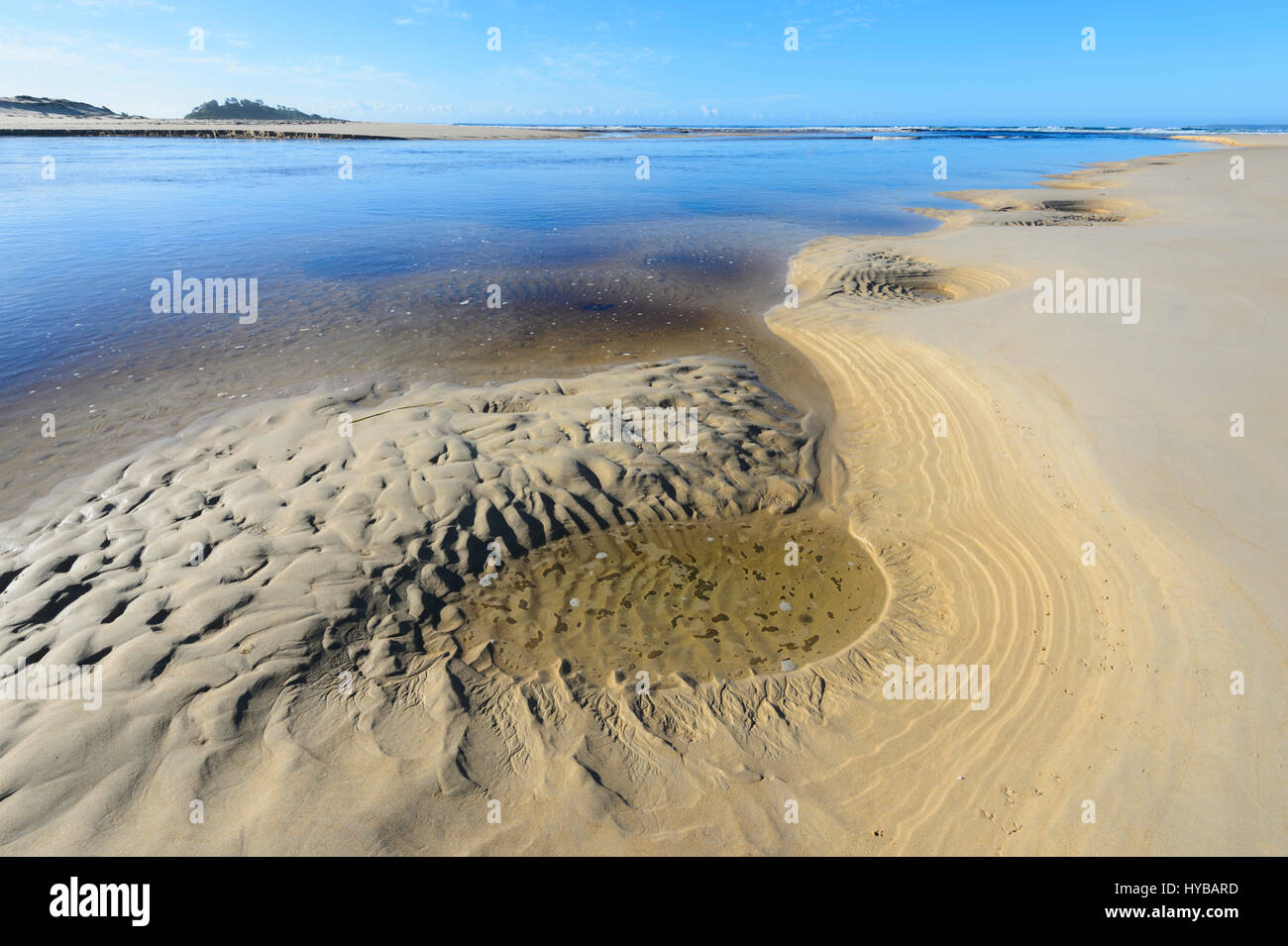 Sand Muster Lake Conjola das Meer am Strand Conjola, Shoalhaven, South Coast, New-South.Wales, NSW, Australien trifft Stockfoto