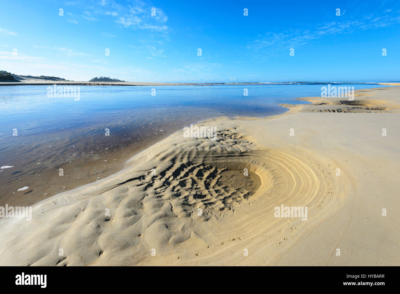 Sand Muster Lake Conjola das Meer am Strand Conjola, Shoalhaven, South Coast, New-South.Wales, NSW, Australien trifft Stockfoto