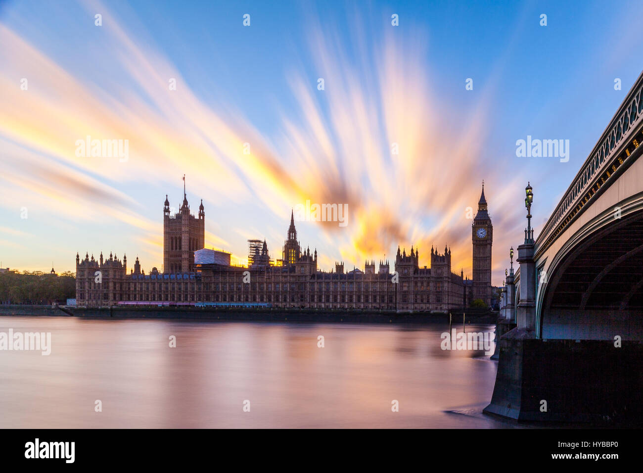 Farbenfroher Sonnenuntergang über dem Parliament House, London, Großbritannien Stockfoto