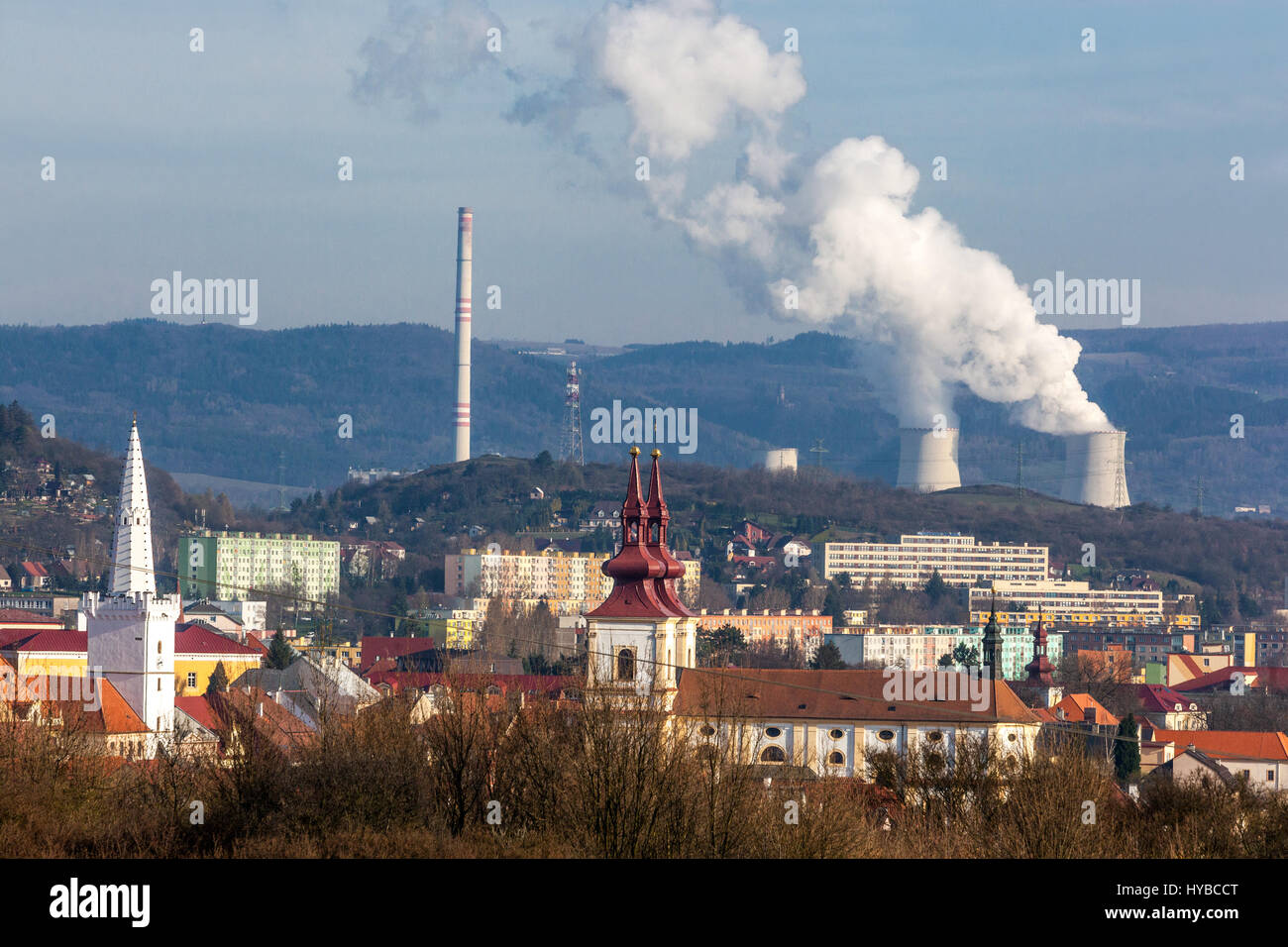 Panorama mittelalterliche Stadt mit einem Hintergrund thermischen Kraftwerk Prunerov, Kadan, Kaminrauch Tschechische Republik Energie Emissionen Europäische Luftverschmutzung Stockfoto