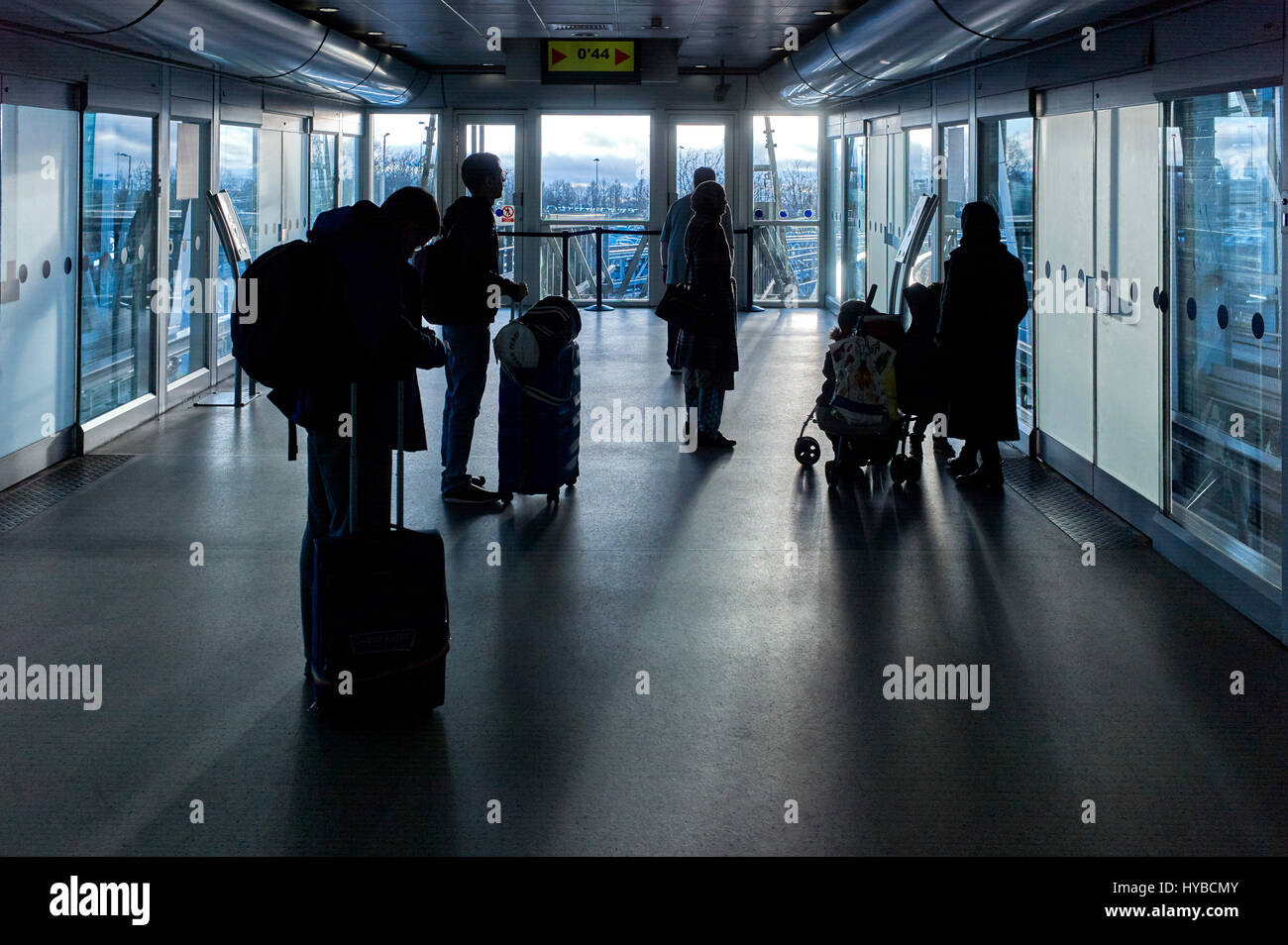 Menschen warten Zugverbindung am Flughafen Birmingham Stockfoto