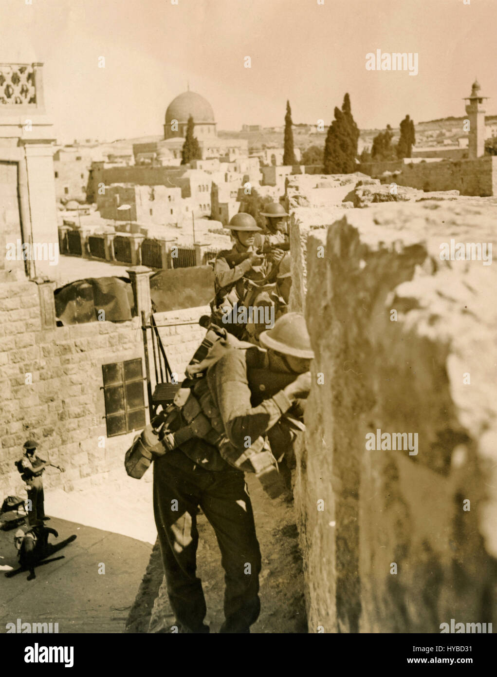 Britische Militär der Coldstream Guards Feuerung aus den Mauern von Jerusalem, Palästina Stockfoto