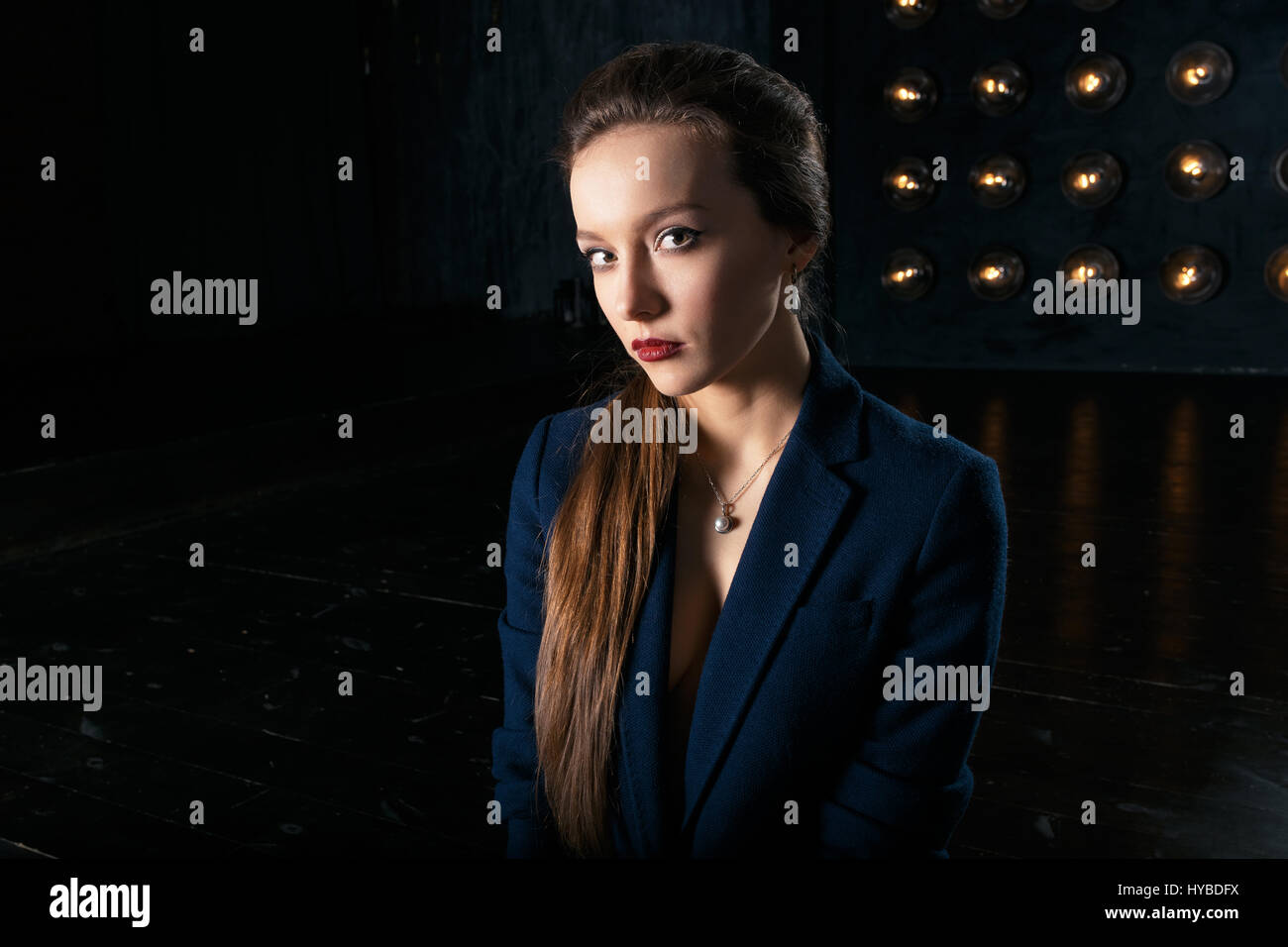 Studio-Porträt der Geschäftsfrau im Anzug Stockfoto