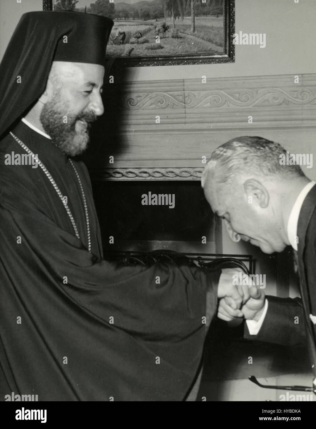 Erzbischof Makarios von Zypern hat seine Hand geküsst Stockfoto