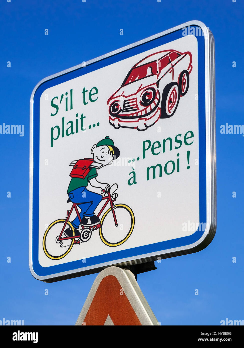 Französische Roadsign beratenden Zeichen für Autofahrer junge Radfahrer beachten. Stockfoto