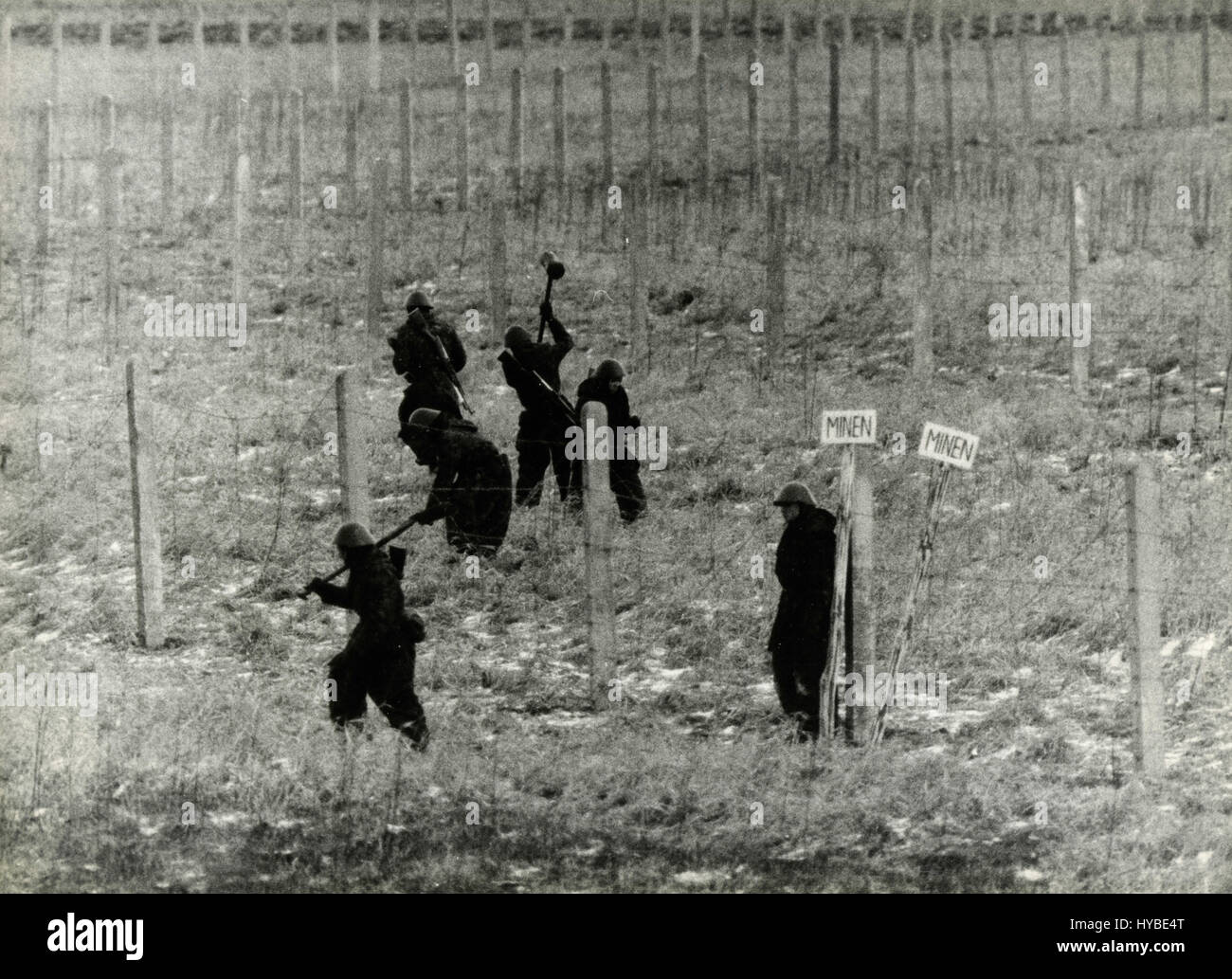 Ostdeutschen Soldaten legen Minen, Lauenburg, Deutschland Stockfoto