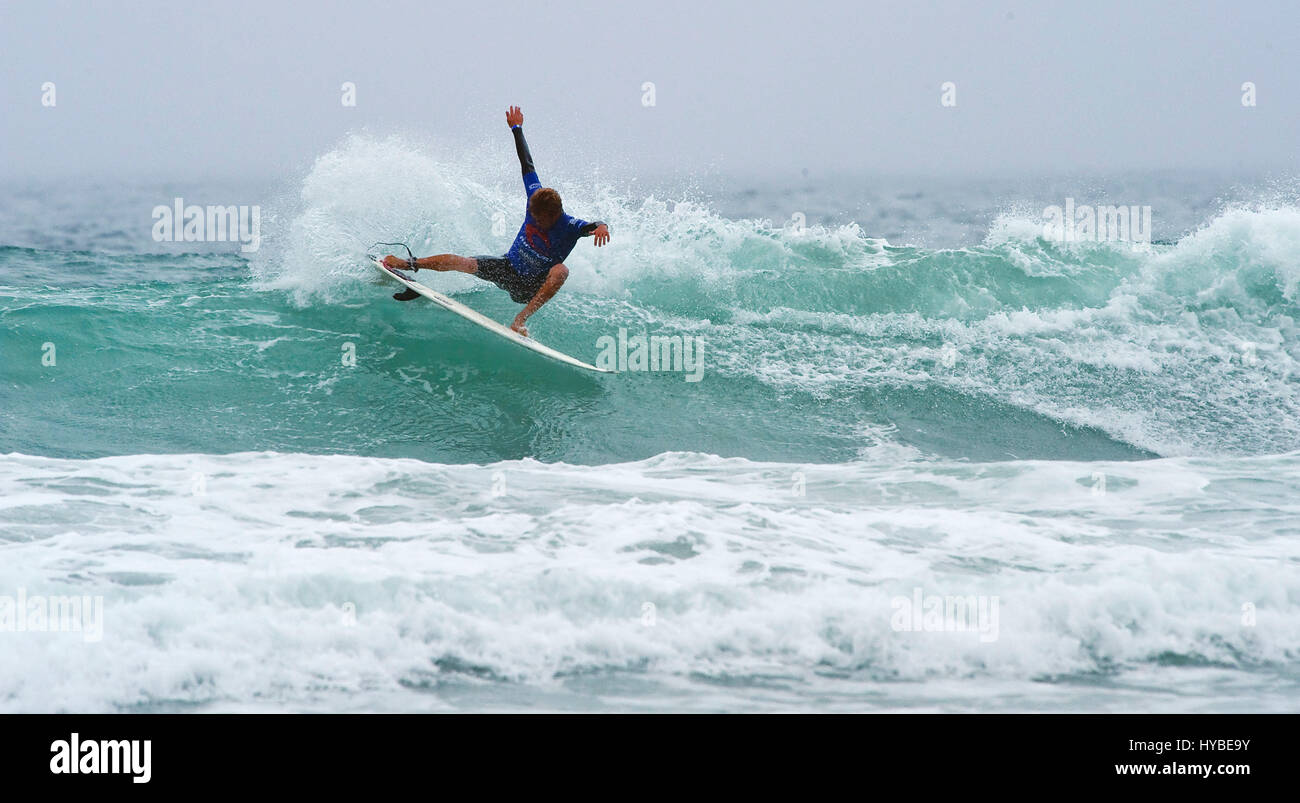 Surfer reiten brechende Welle mit ausgestreckten Armen Stockfoto