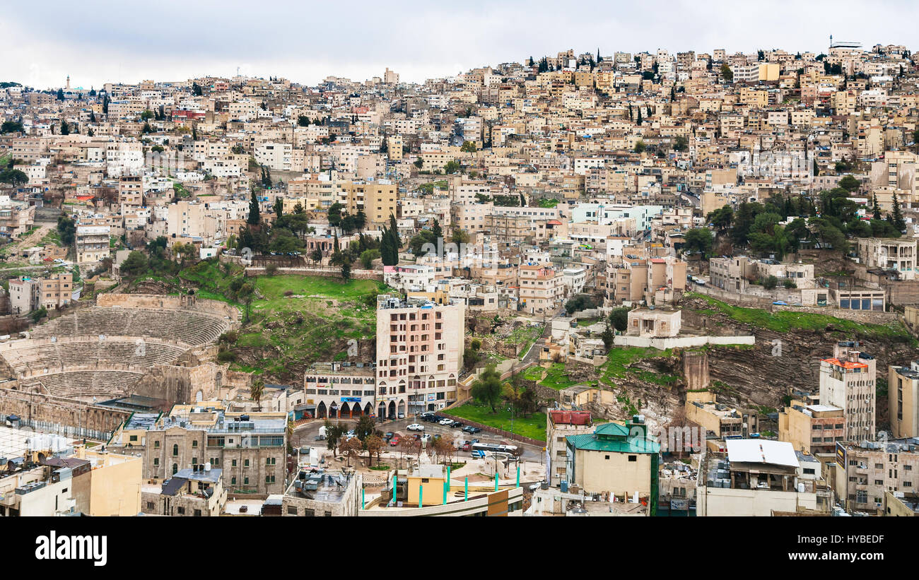 AMMAN, Jordanien - 18. Februar 2012: Skyline von Amman Stadt mit antiken römischen Theater Zitadelle im Winter aus. Das Amphitheater wurde die römische Perio gebaut. Stockfoto