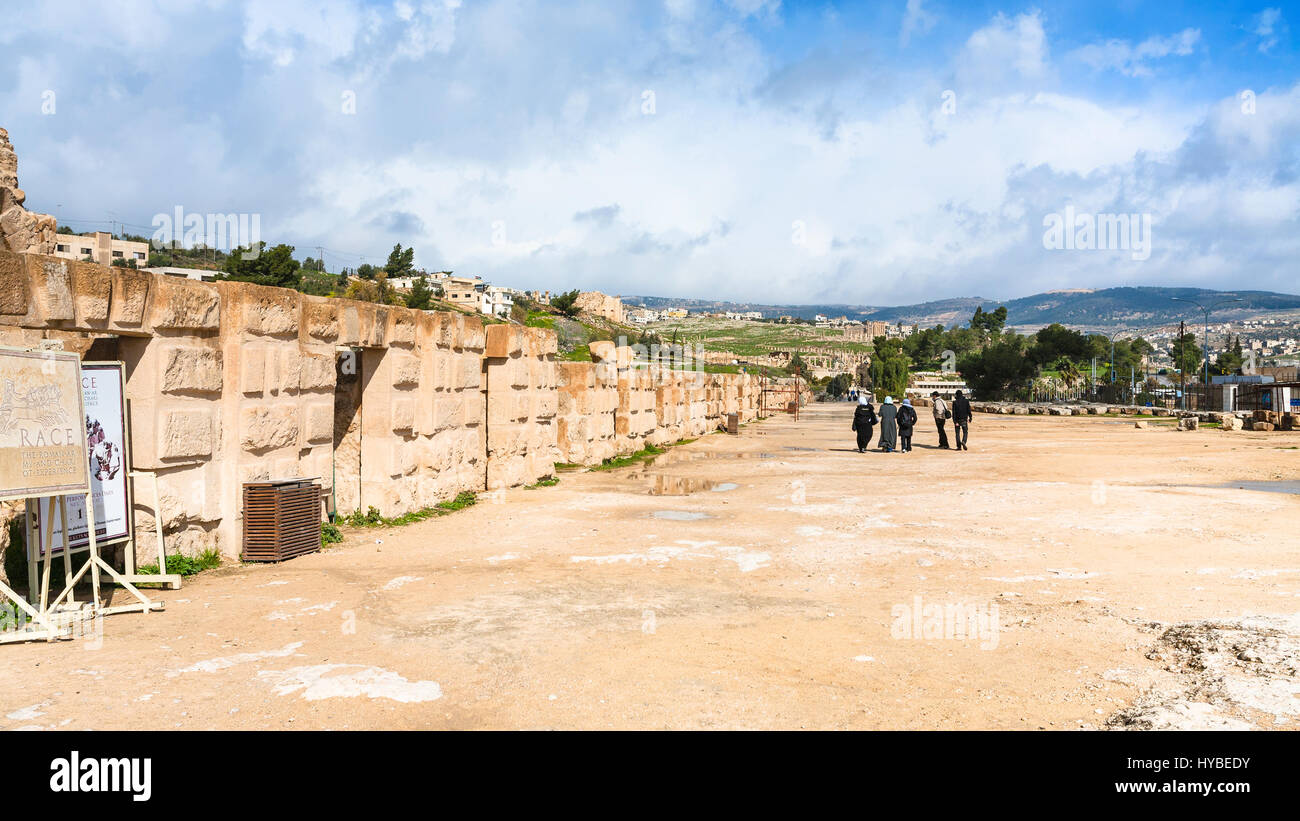 JERASH, Jordanien - 18. Februar 2012: Touristen in der Nähe von Wand des Zirkus Hippodrom in Gerasa. Griechisch-römische Stadt Gerasa (Antiochia am Golden River) wurde gefunden. Stockfoto