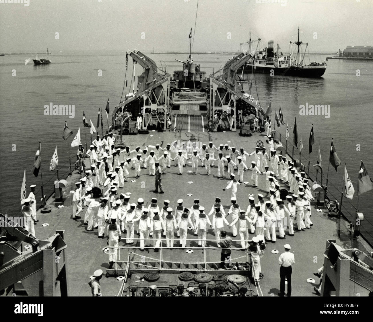 Frauen, die Marine-Soldaten tanzen auf dem Schiff, Taiwan, China Stockfoto