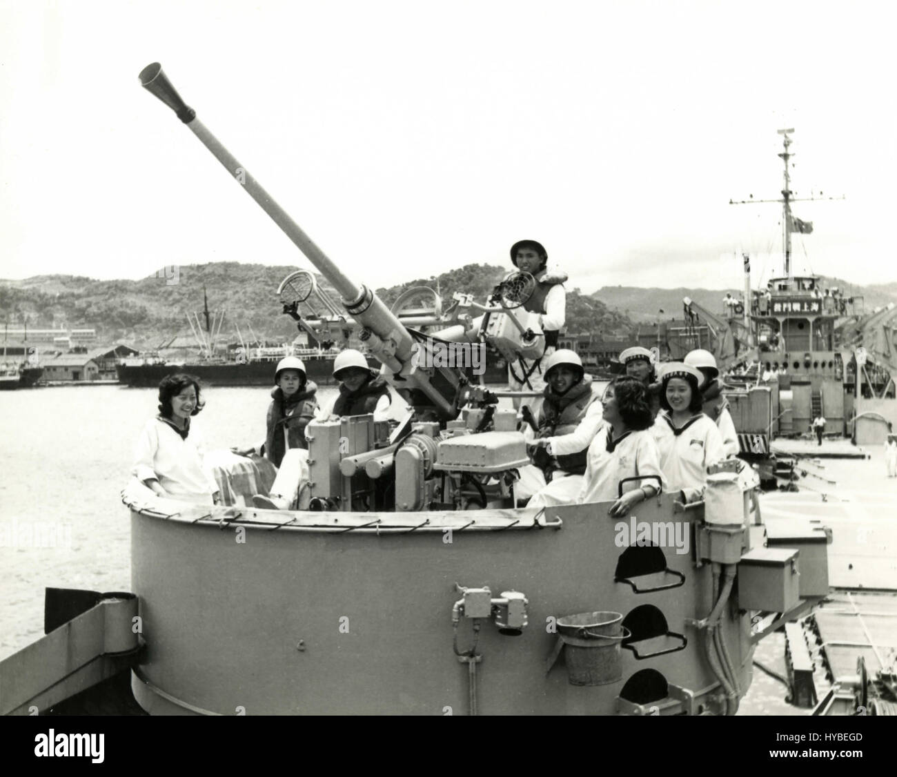 Frauen Marine Soldaten auf eine Kanone auf dem Schiff, Taiwan, China Stockfoto