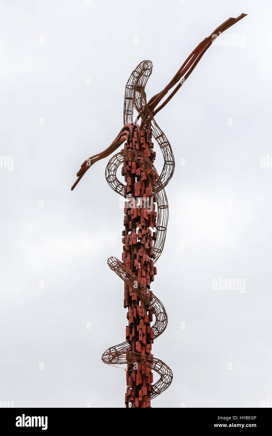 Berg NEBO, Jordanien - 20. Februar 2012: Serpentine Cross Skulptur (Brazen Serpent Denkmal) oben auf den Berg Nebo im Heiligen Land. Es entstand Stockfoto