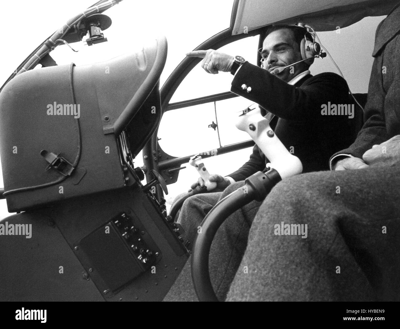 König HUSSEIN von Jordanien im Helikopter pilot 1970 Stockfoto
