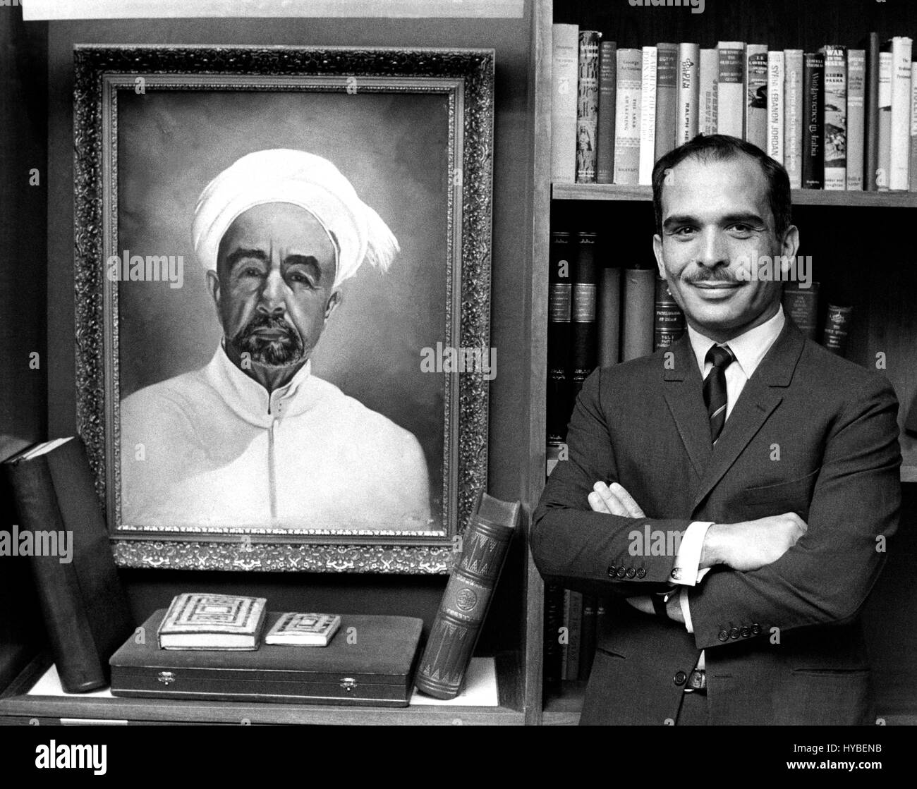 König HUSSEIN bin Talal al-Hashemi König von Jordanien neben einem Gemälde von seinem Großvater Abdullah 1970 Stockfoto