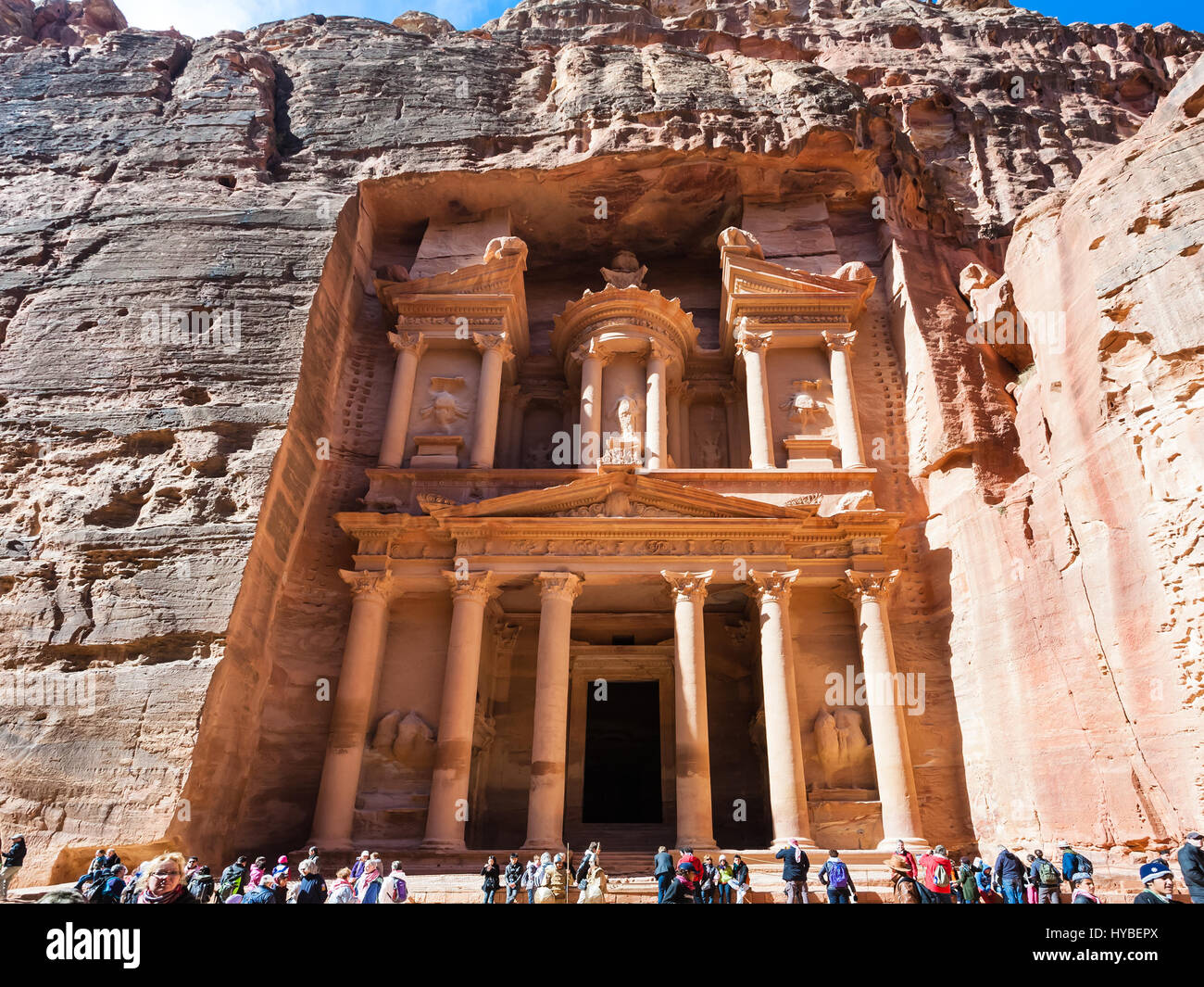 PETRA, Jordanien - 21. Februar 2012: Blick auf al Khazneh Tempel (The Treasury) und Touristen in antiken Petra entfernt. Felsen-schneiden Stadt Petra entstand etwa 3 Stockfoto