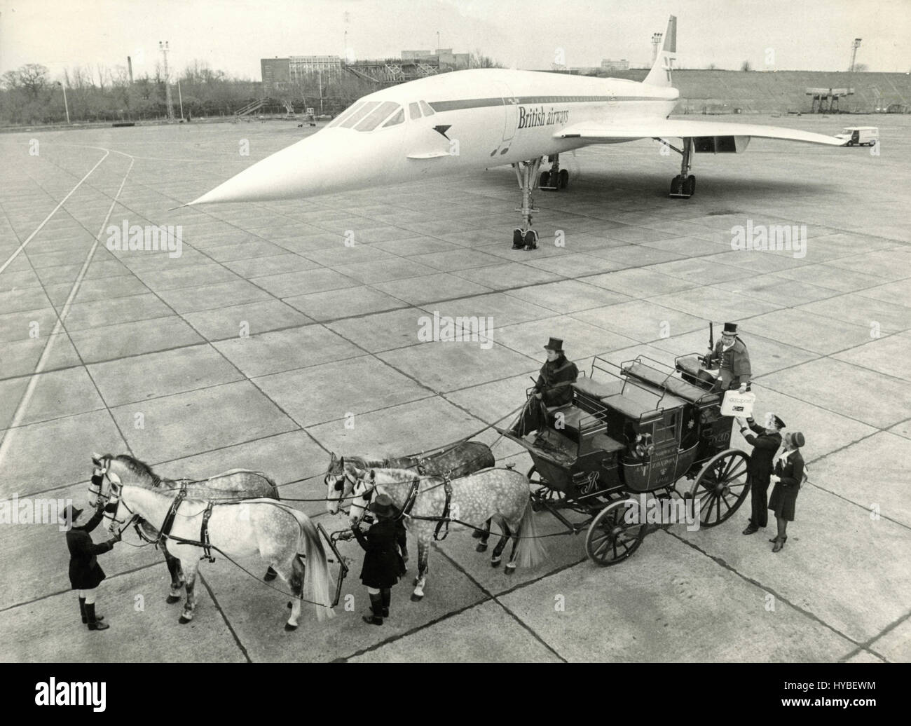 Eine British Airways Concorde und vier PS des 19. Jahrhunderts Stagecoach, London, UK Stockfoto