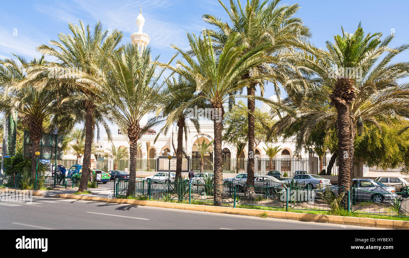 AQABA, Jordanien - 23. Februar 2012: Blick auf Al Sharif Al Hussein Bin Ali Mosque König Hussein Street in Aqaba City im Winter. Diese Moschee ist das wichtigste Stockfoto