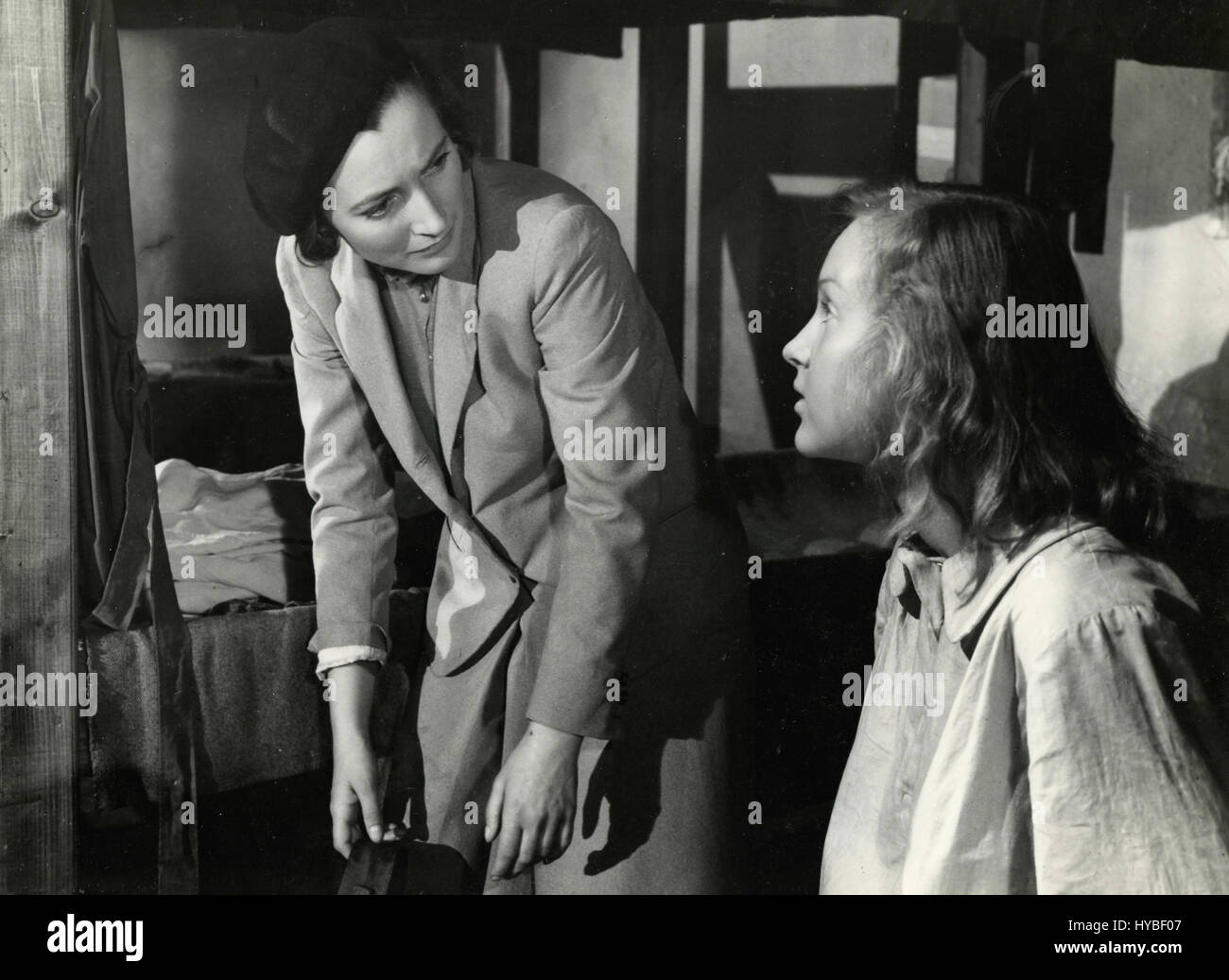 Schauspielerinnen Simone Simon und Valentina Cortese in einer Szene aus dem Film "Donne Senza Nome" (Frauen ohne Namen), Italien 1950 Stockfoto