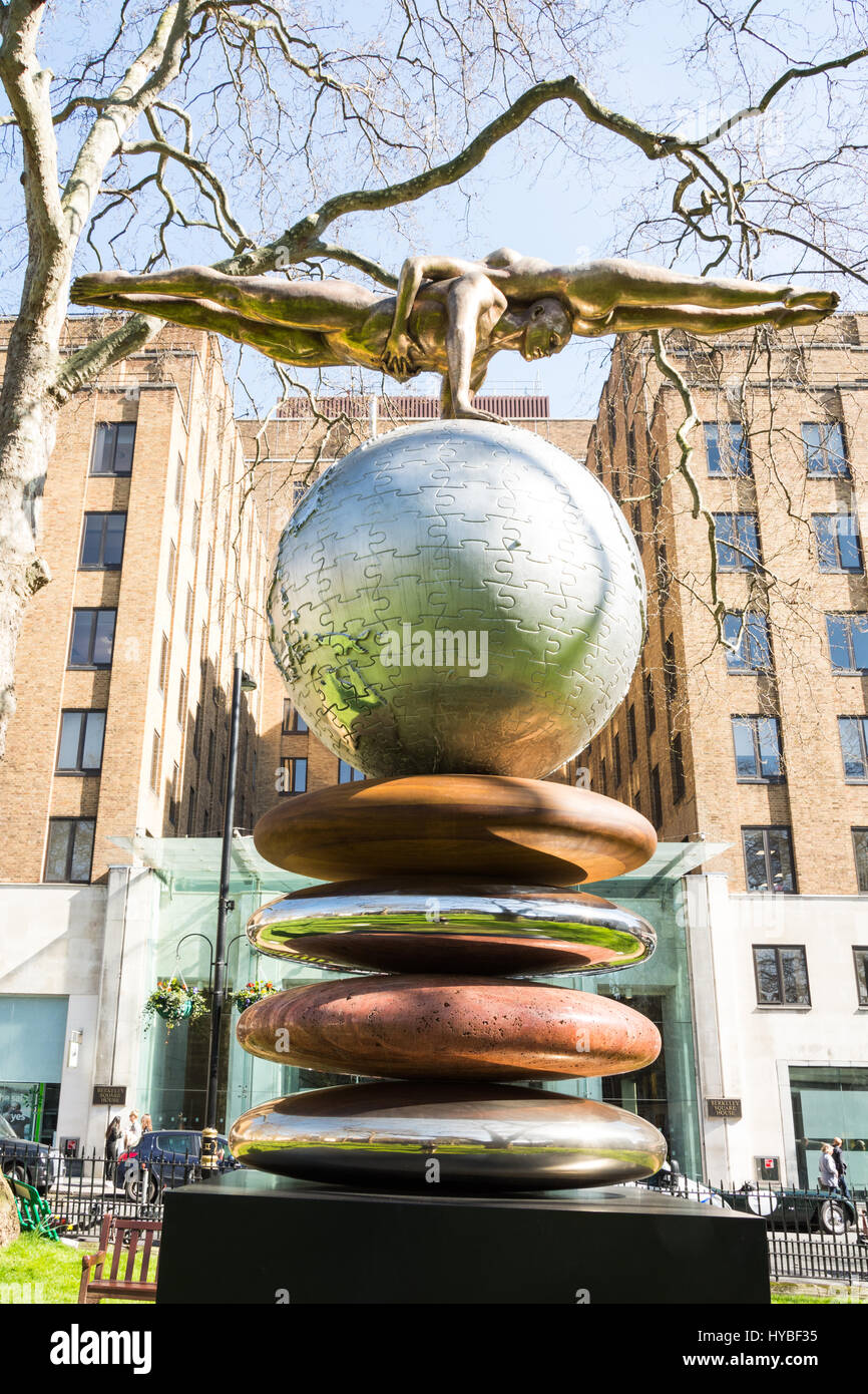 Eine Skulptur in Berkeley Square Gardens zeigen perfekte Balance und Gleichgewicht zwischen einem Mann und einer Frau Stockfoto