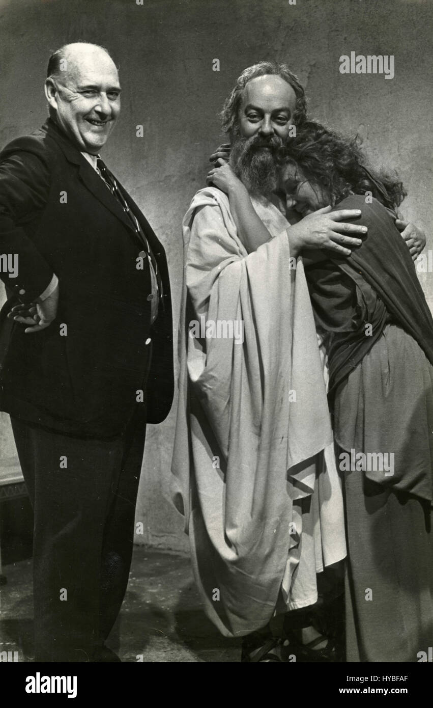 Italienischen Regisseurs Roberto Rossellini mit Jean Sylvere und Anne Caprile während der Dreharbeiten des Films Socrates, Italien 1971 Stockfoto