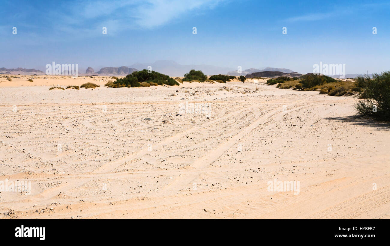 Reisen Sie nach Nahost Land Jordanien - Wege in die Wüste Wadi Rum in sonnigen Wintertag Stockfoto